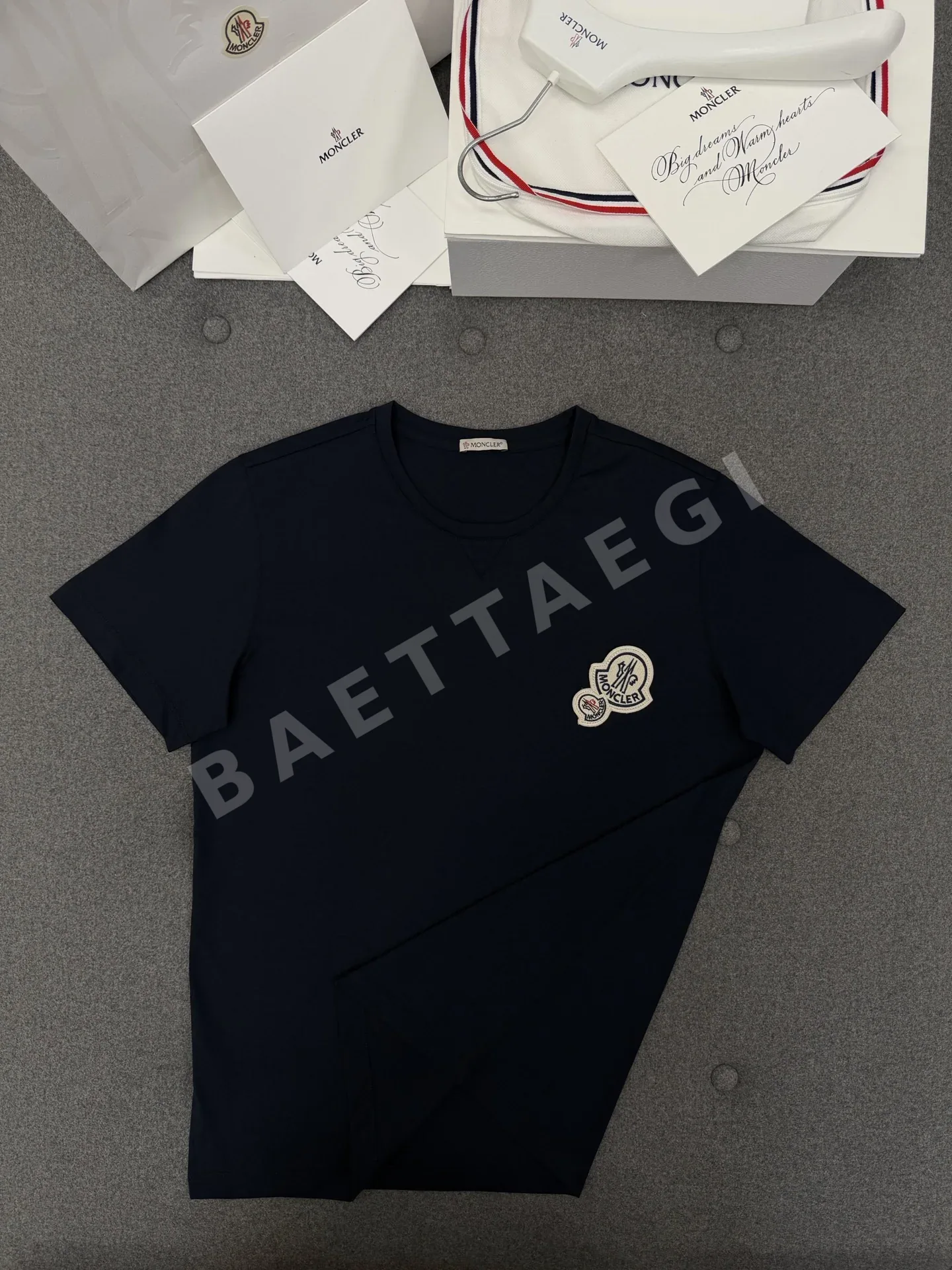 몽클레르 크루넥 펠트 로고 남성 반팔 티셔츠 상세 이미지 3