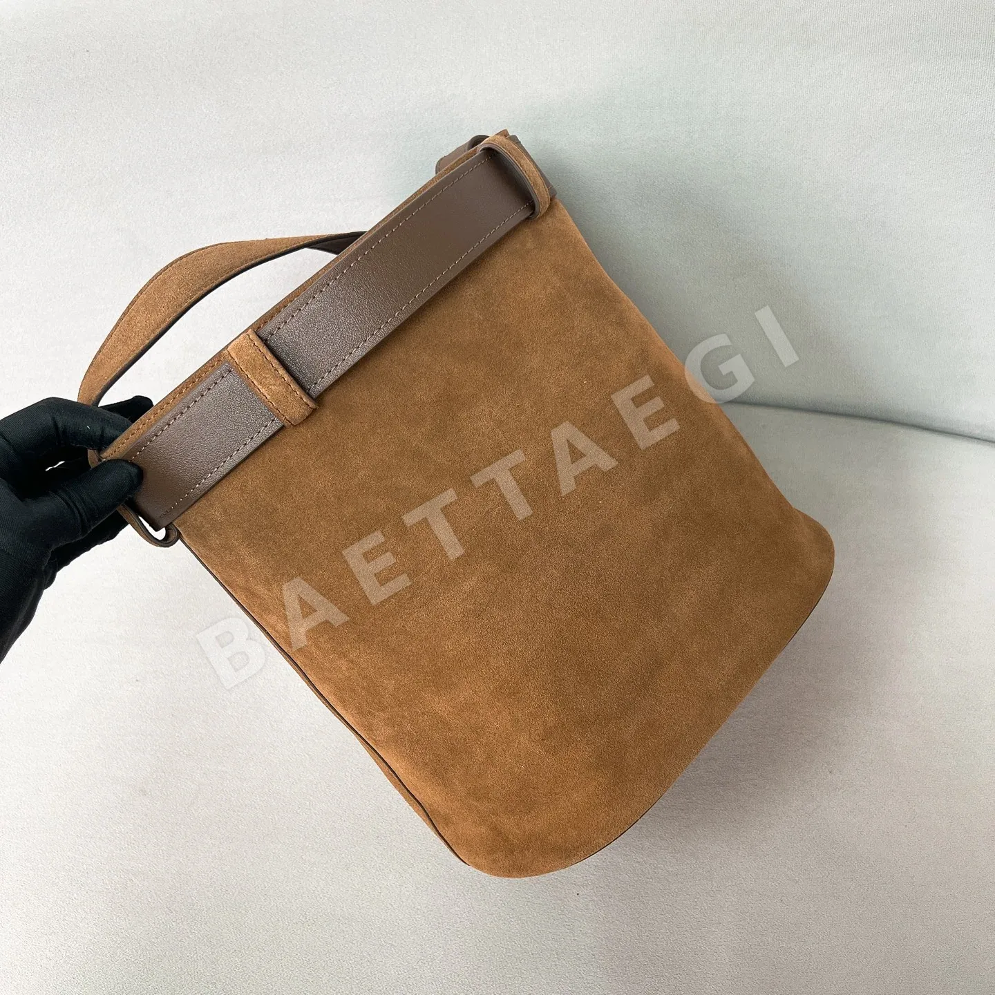 프라다 스웨이드 버킷 가방 1BE085 상세 이미지 4