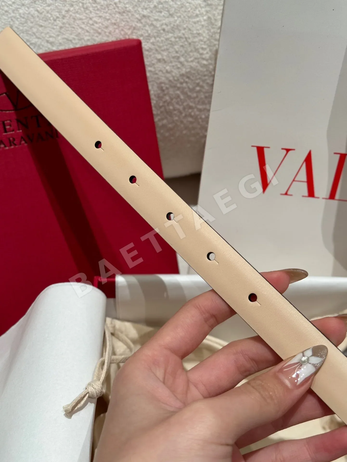 발렌티노 리버서블 진주 버클 글로시 송아지가죽 벨트 상세 이미지 7