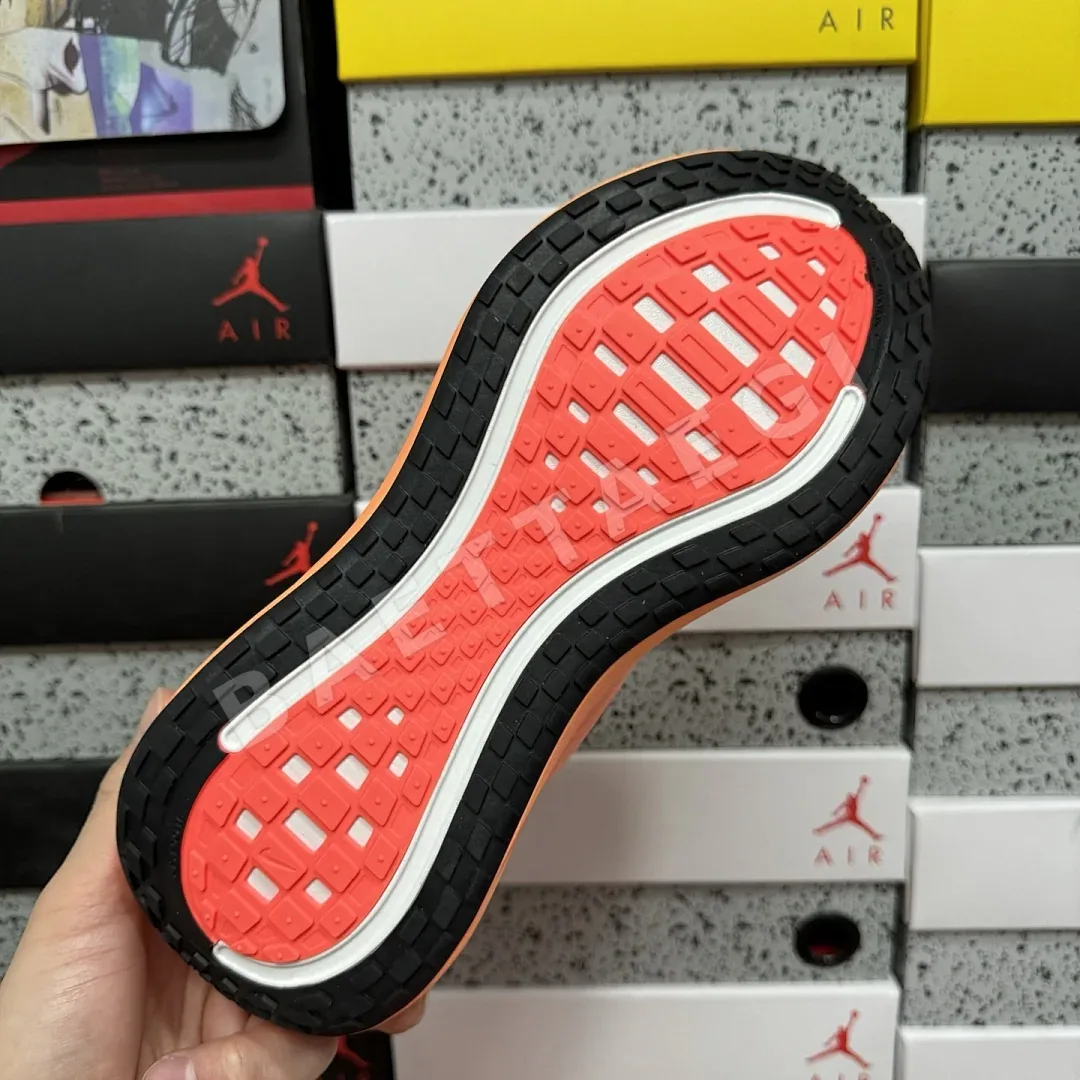 나이키 줌 보메로 18 HV8150-801 201119 Nike Zoom Vomero 18 상세 이미지 10