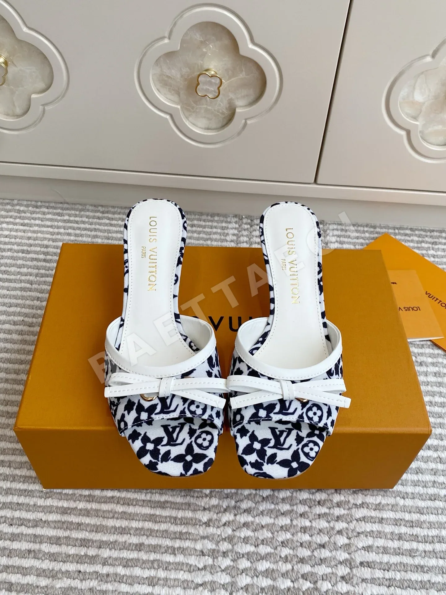 루이비통 키티 힐 뮬 41832