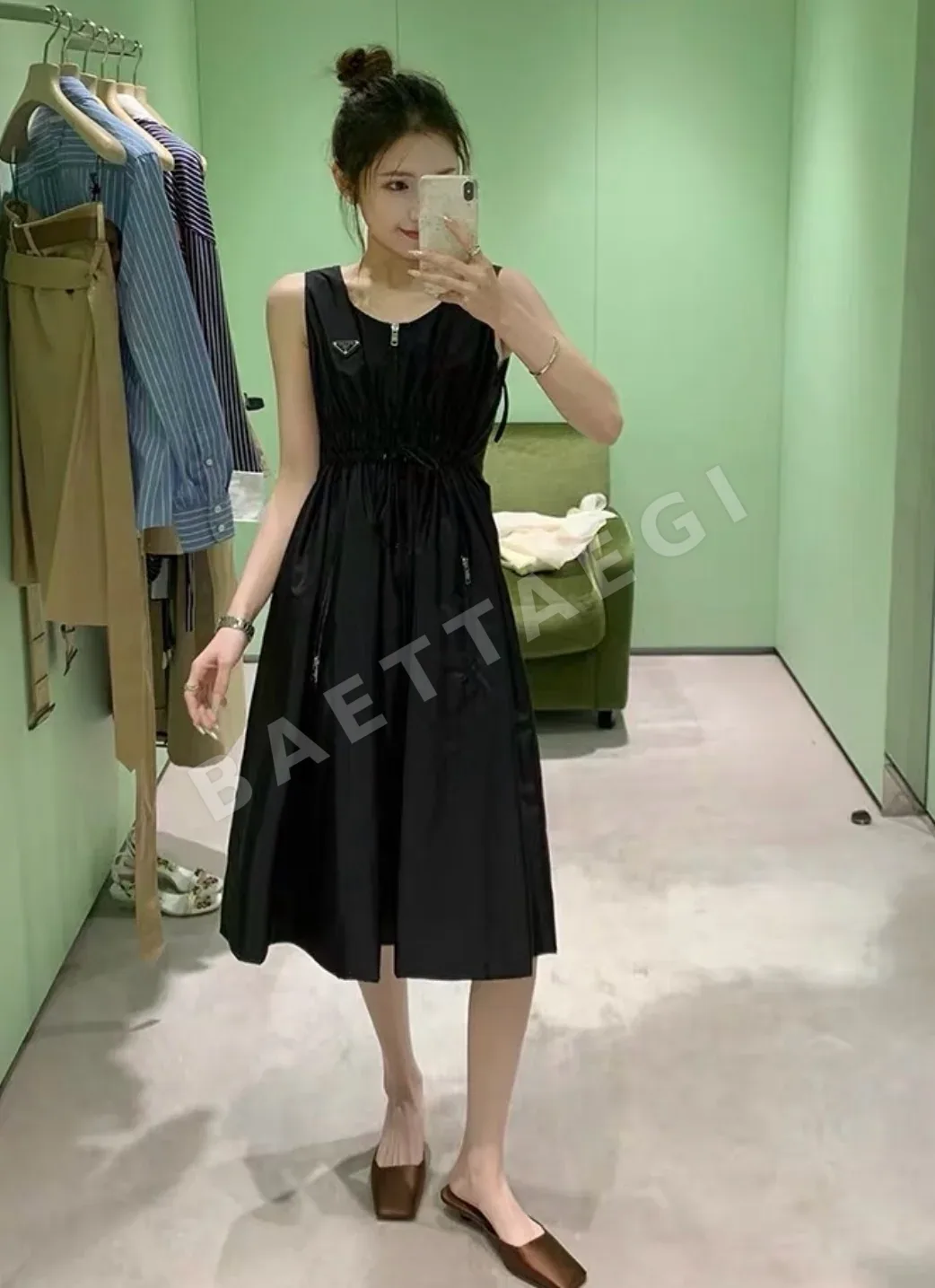 프라다 리사이클 나일론 하프 지퍼 V넥 원피스 상세 이미지 3