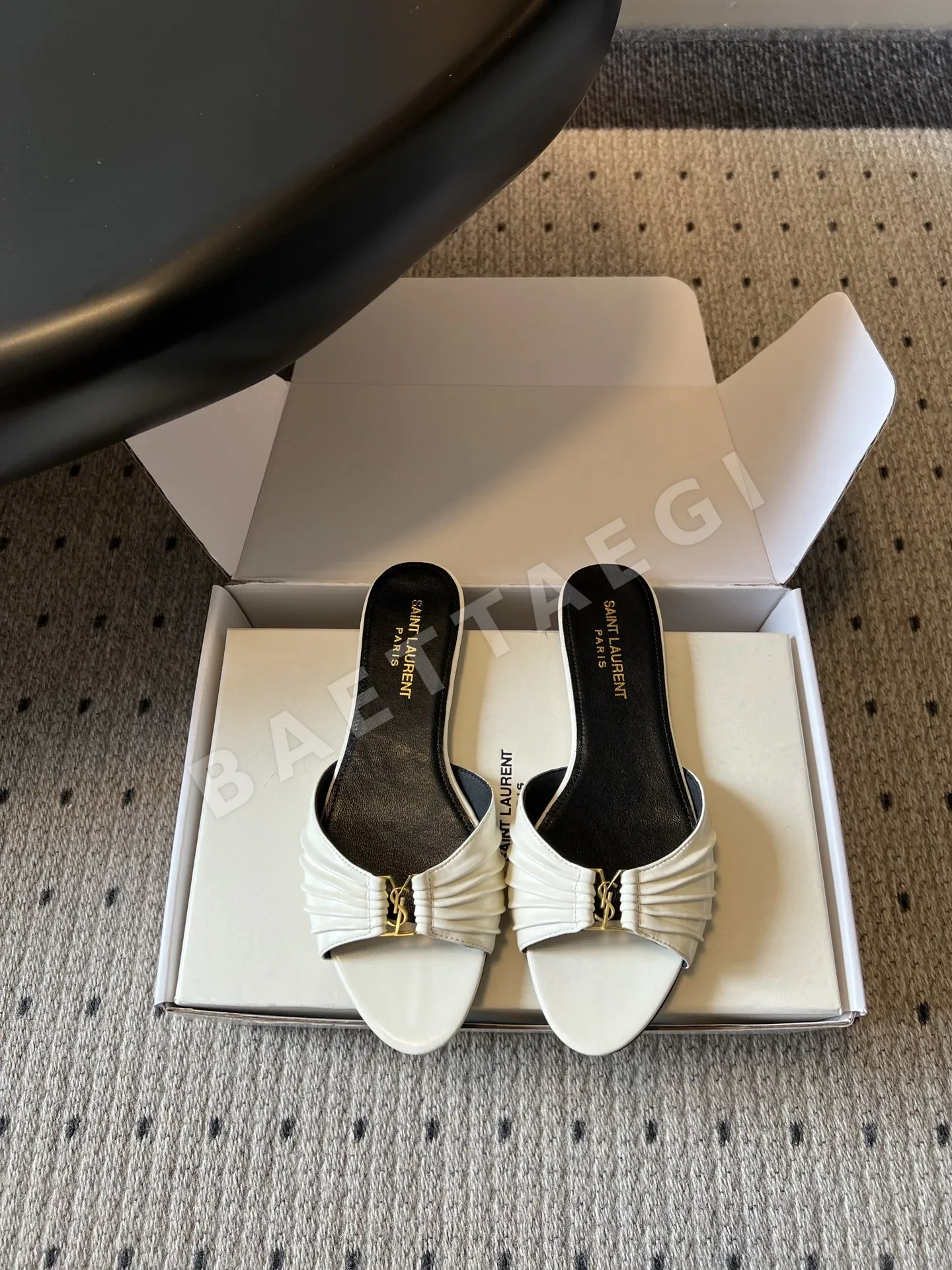 생로랑 플리츠 YSL 버클 플랫 샌들 75023
