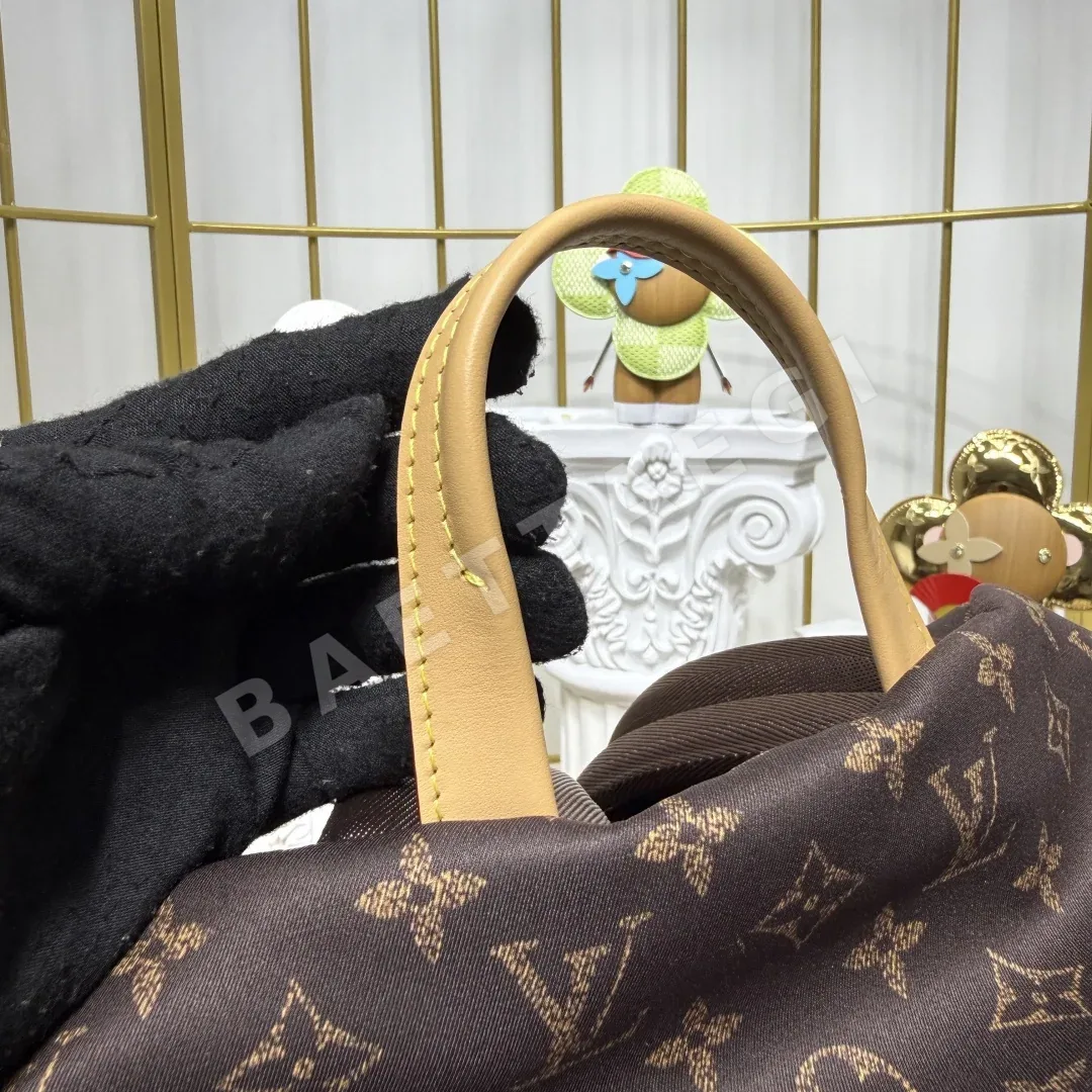 루이비통 트랙 모노그램 백팩 상세 이미지 9