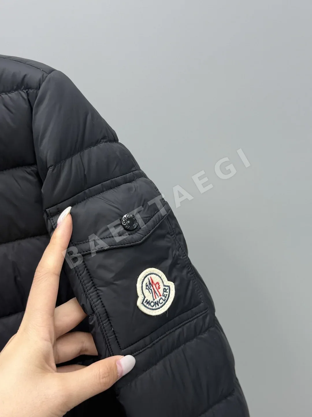 몽클레르 베이디 후드 크롭 슬림핏 여성 패딩 상세 이미지 4