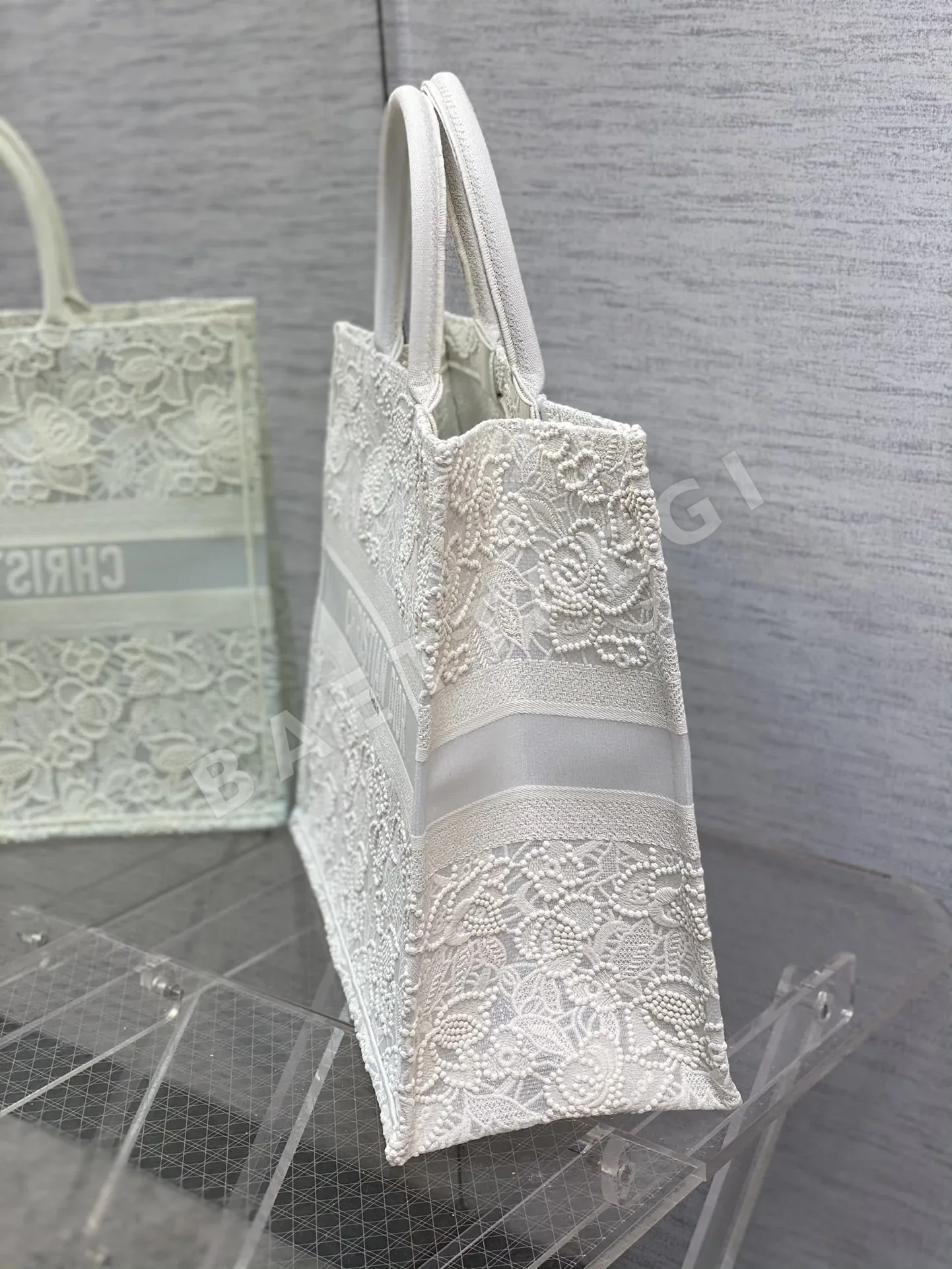 디올 픽셀 자수 북 토트 가방 상세 이미지 6