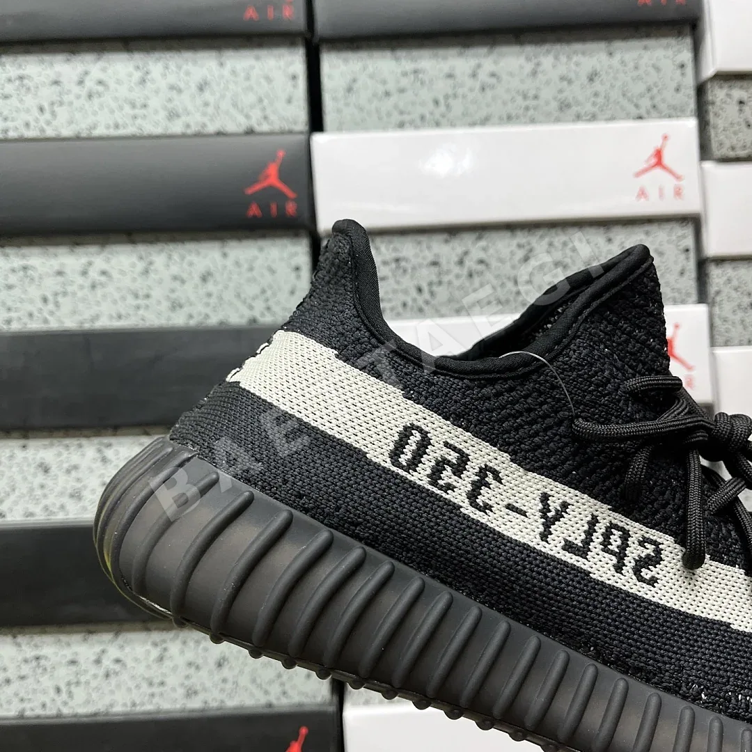 아디다스 [XQ] 이지 부스트 350 V2 BY1604 200800 Adidas Yeezy Boost 350 V2 Core Black White 상세 이미지 2