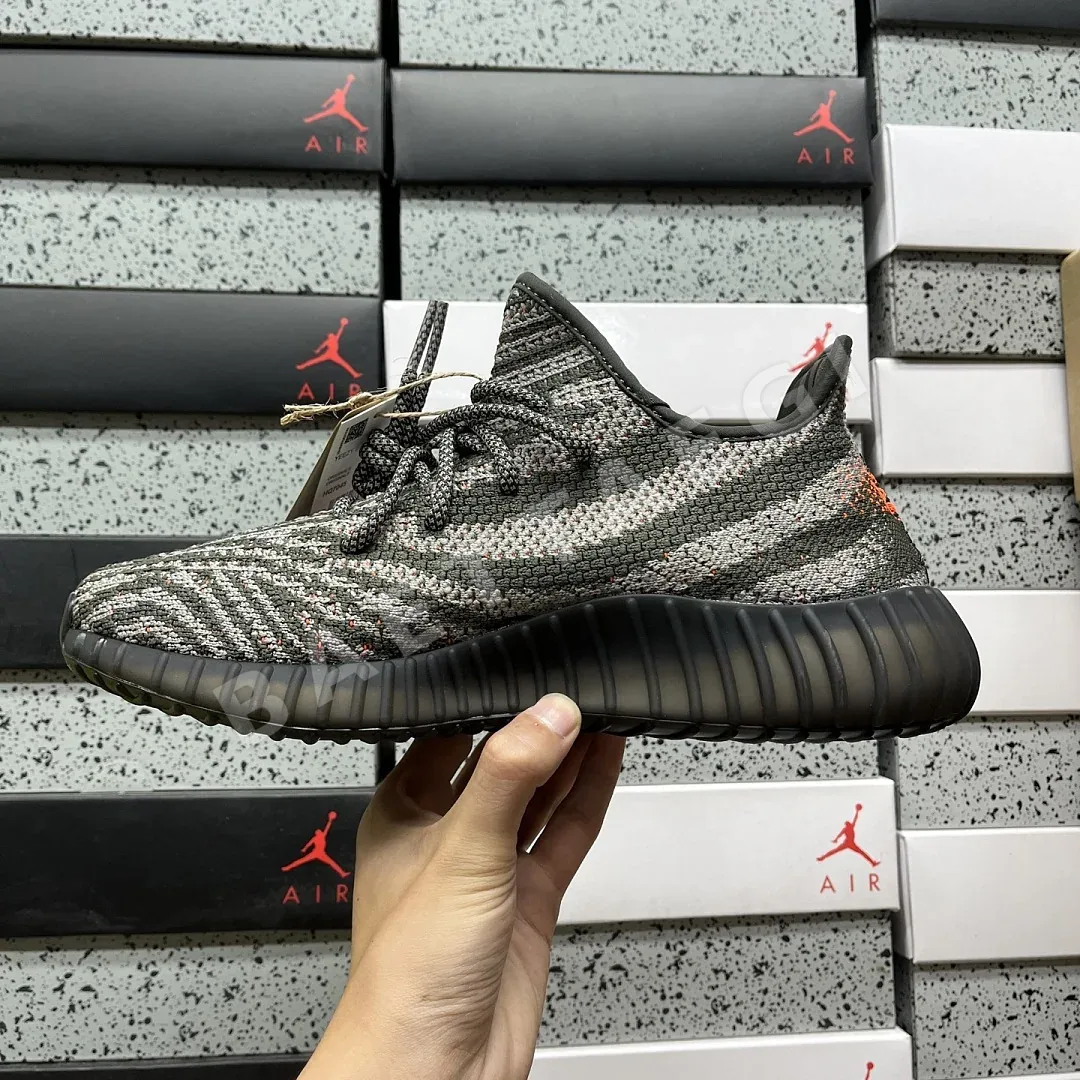 아디다스 [XQ] 이지 부스트 350 V2 HQ7045 200807 Adidas Yeezy Boost 350 V2 Carbon Beluga 상세 이미지 4