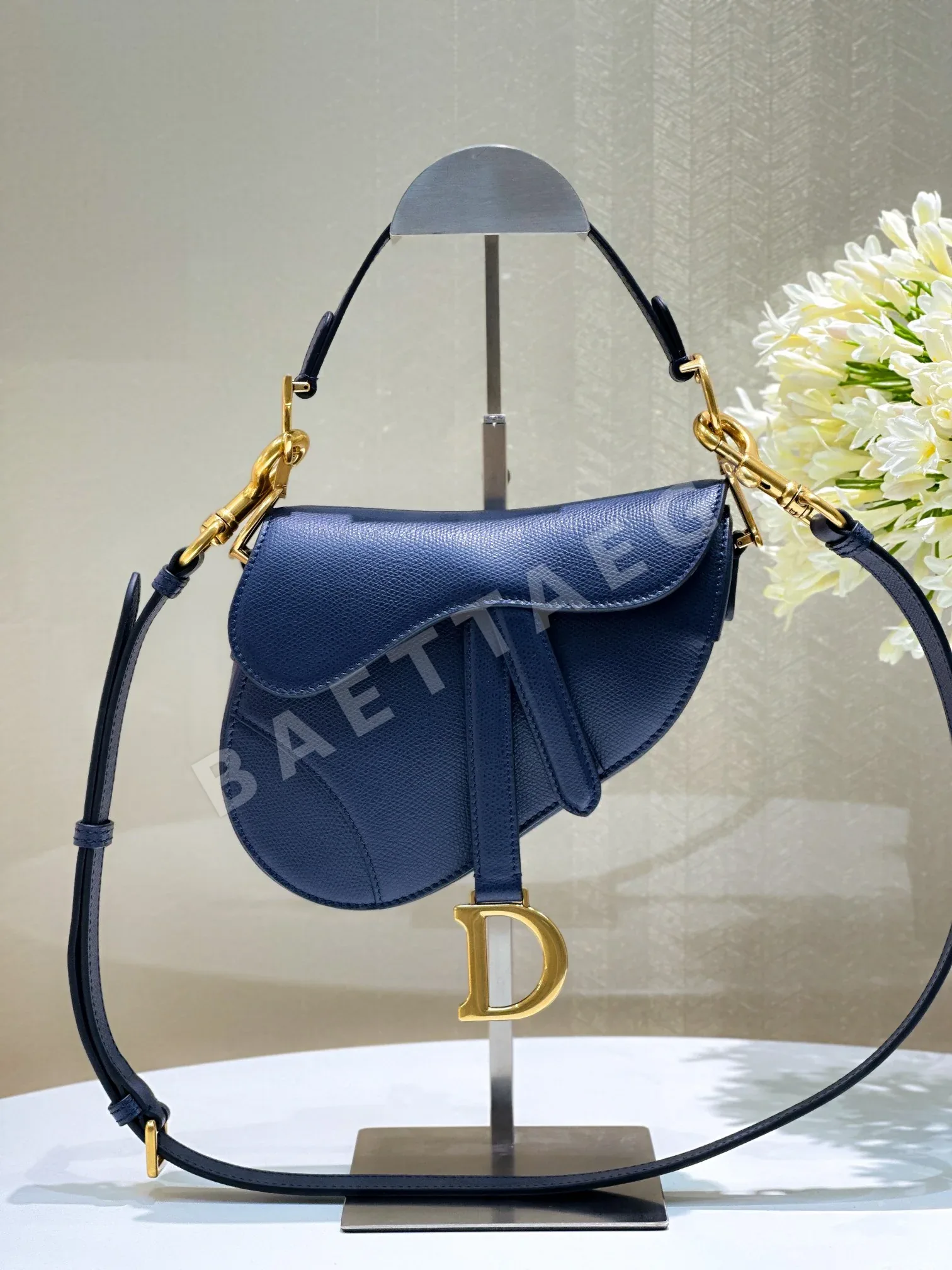 디올 새들백  106483