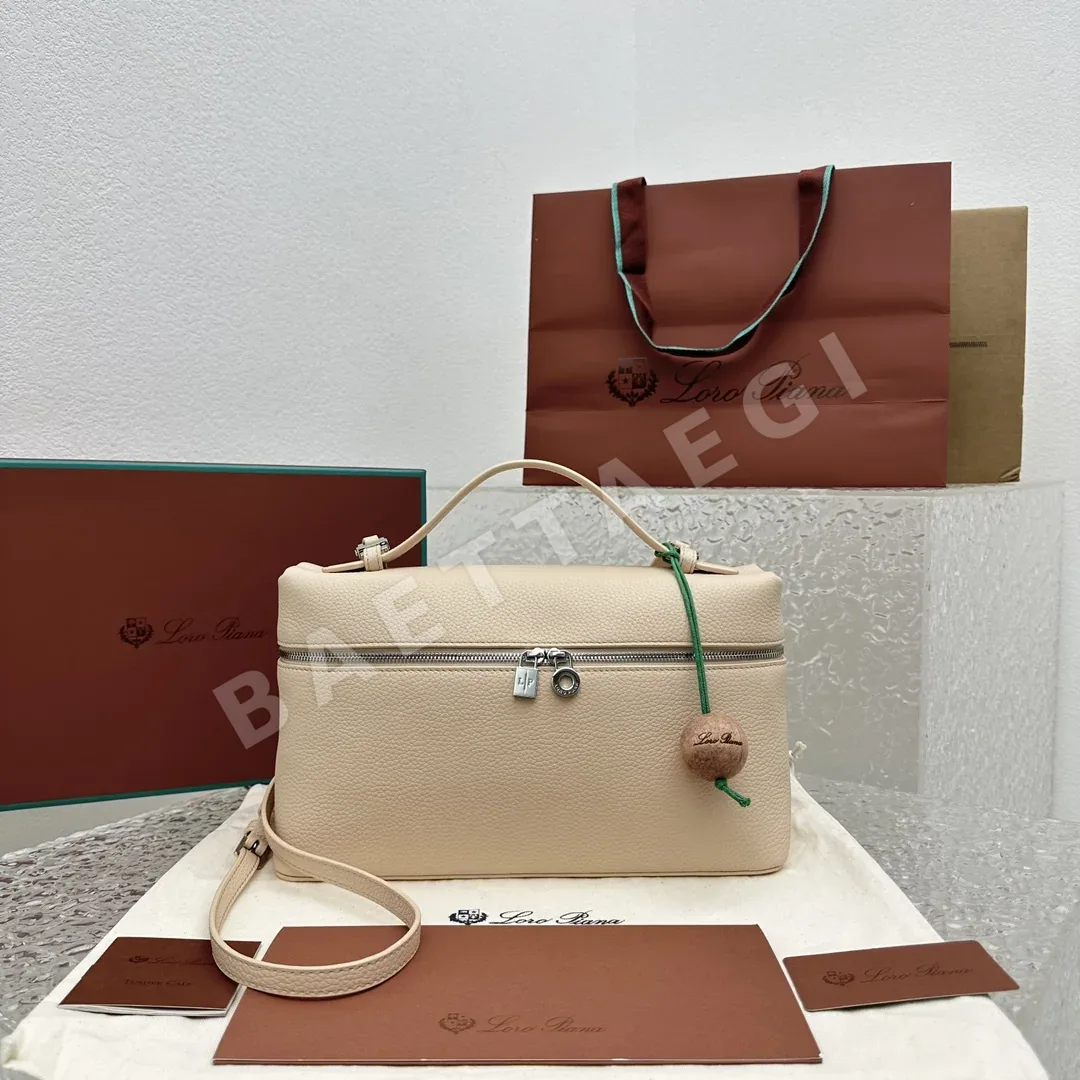 로로피아나 엑스트라포켓 라지 핸드백 128839