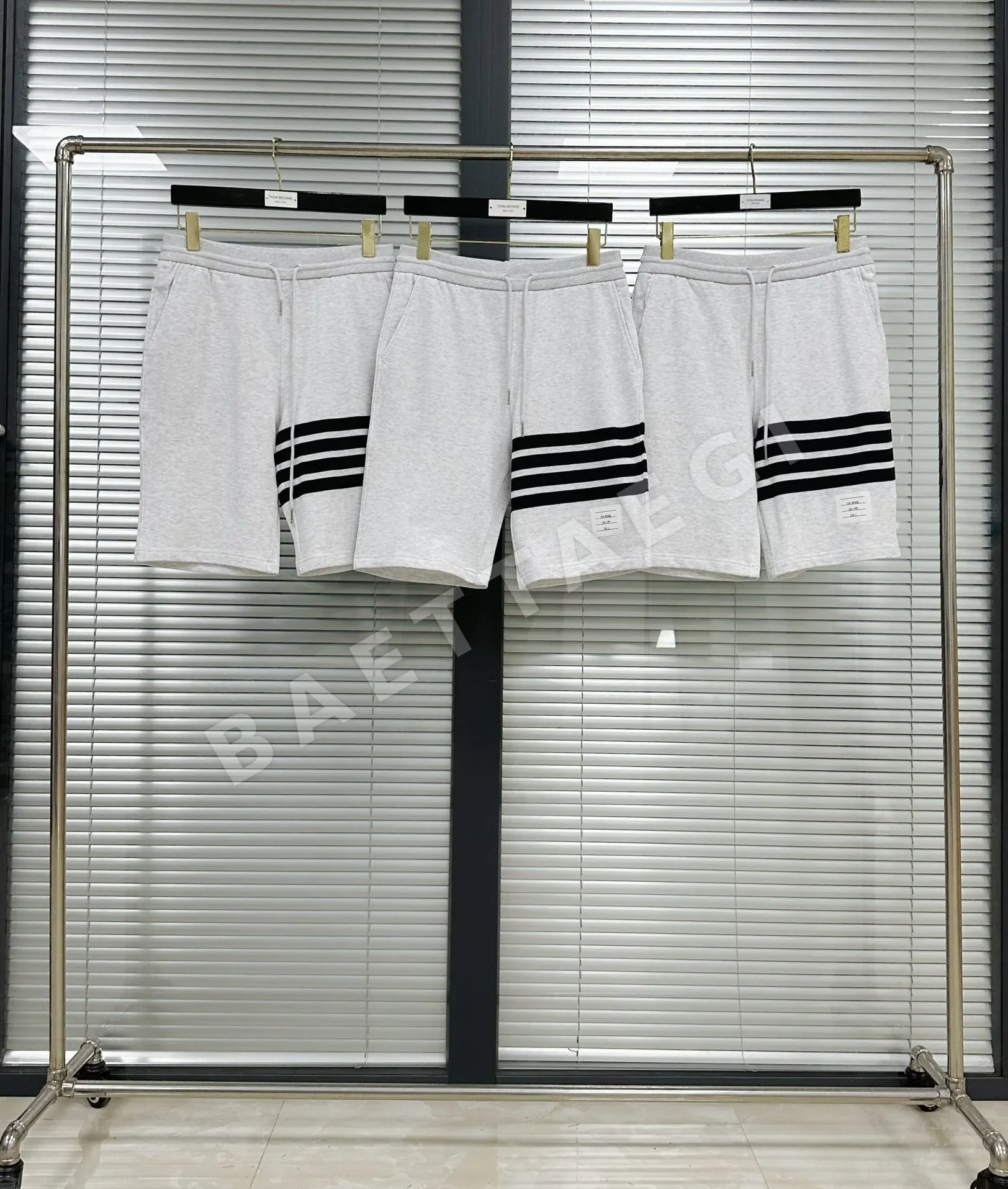 톰브라운 4바 스트라이프 면 반바지 46578