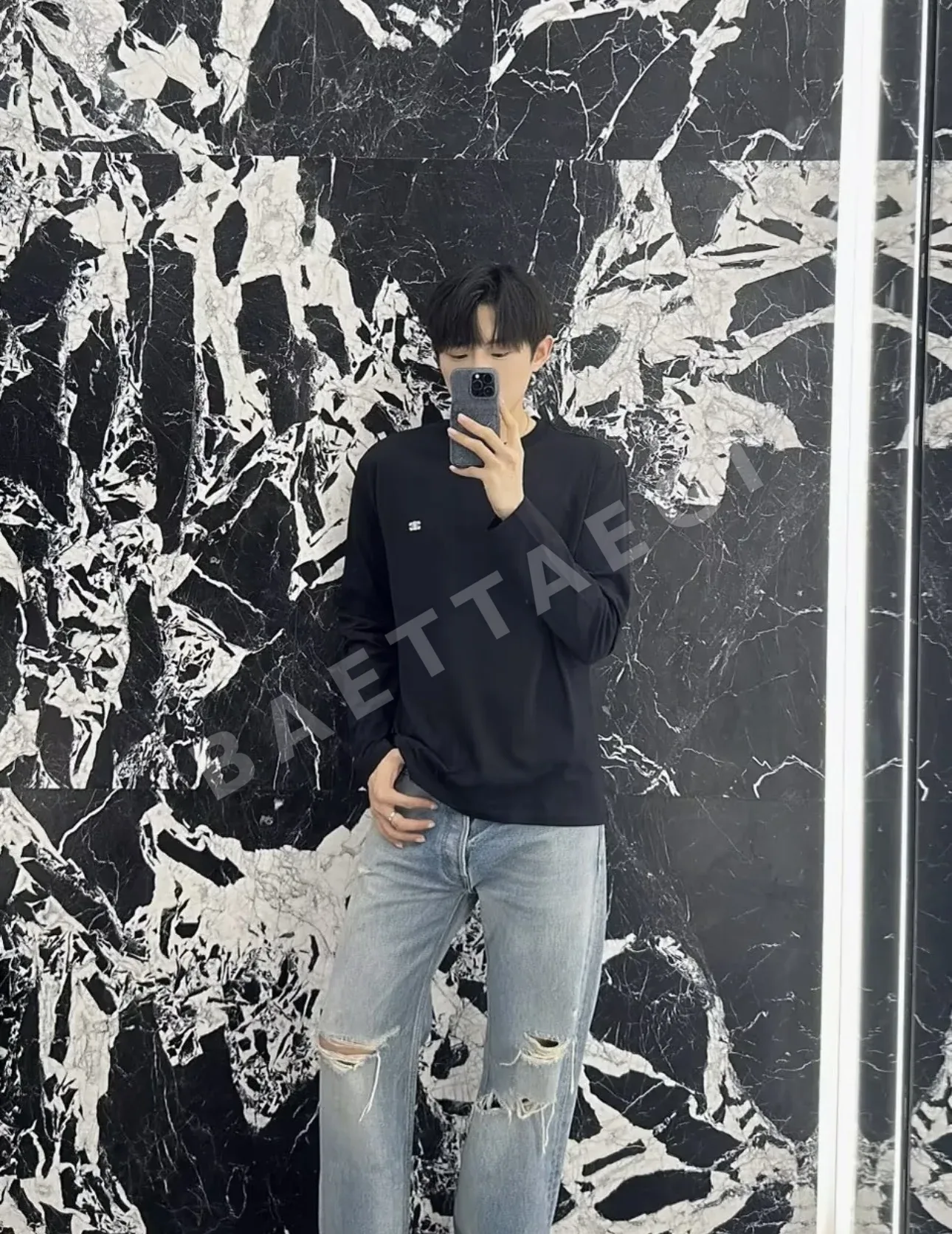 셀린느 개선문 마이크로프린트 자수 긴팔 티셔츠 상세 이미지 15