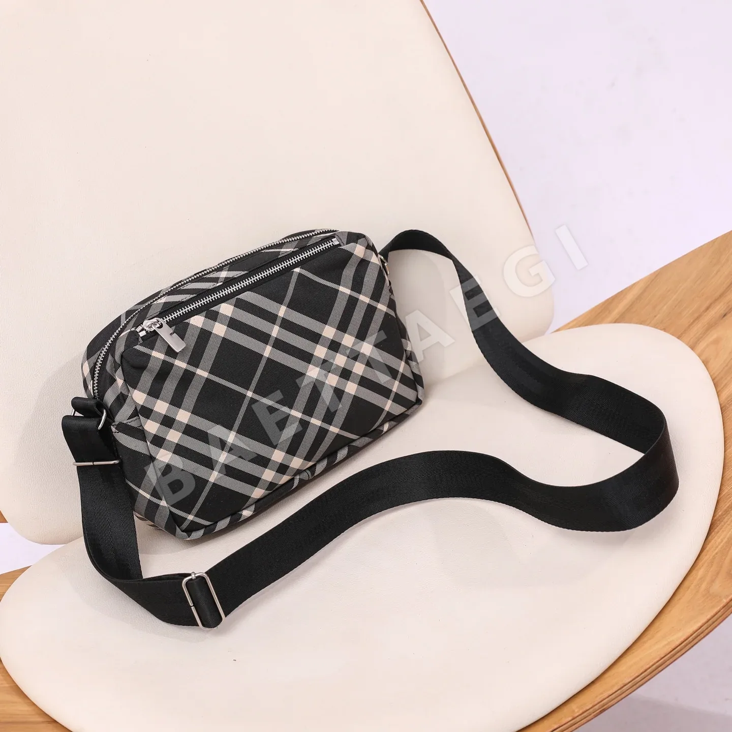 버버리 체크 패턴 카메라백 상세 이미지 2