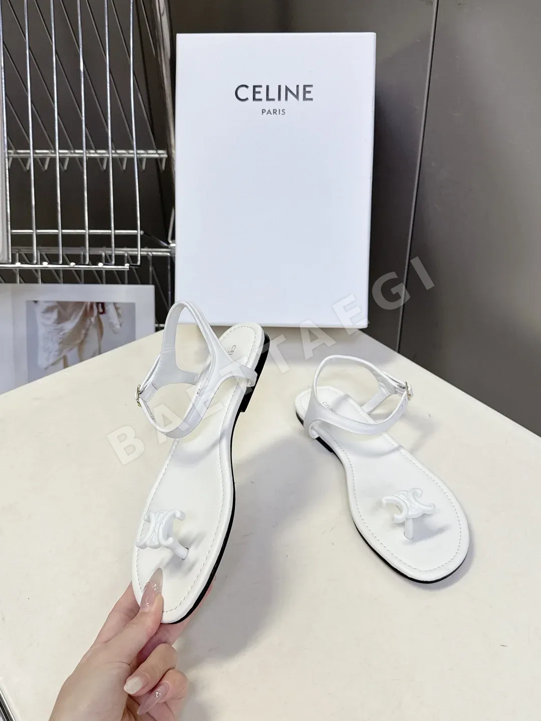 셀린느 개선문 로고 T 스트랩 샌들 상세 이미지 4