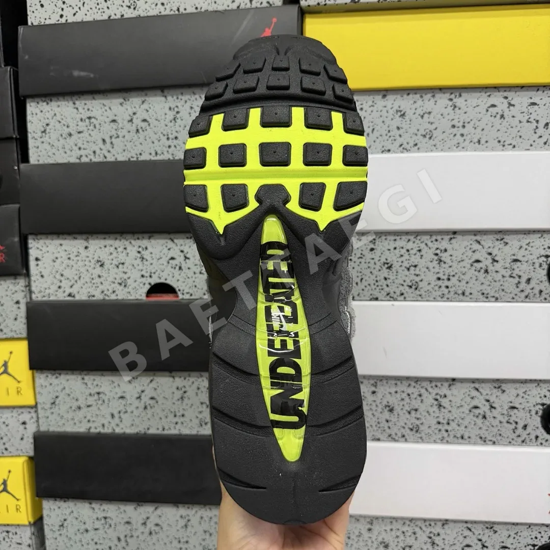 나이키 [KZ2.0] 에어 맥스 95 SP IB4523-004 201366 Nike Air Max 95 SP Undefeated Geo NYC 상세 이미지 3