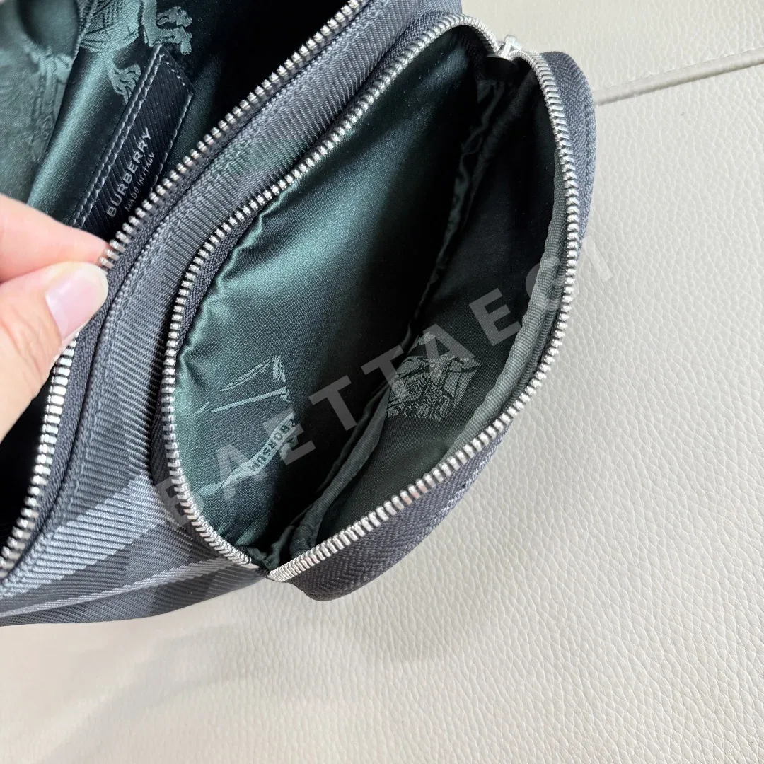 버버리 체크 메시 웨이스트 백 상세 이미지 8