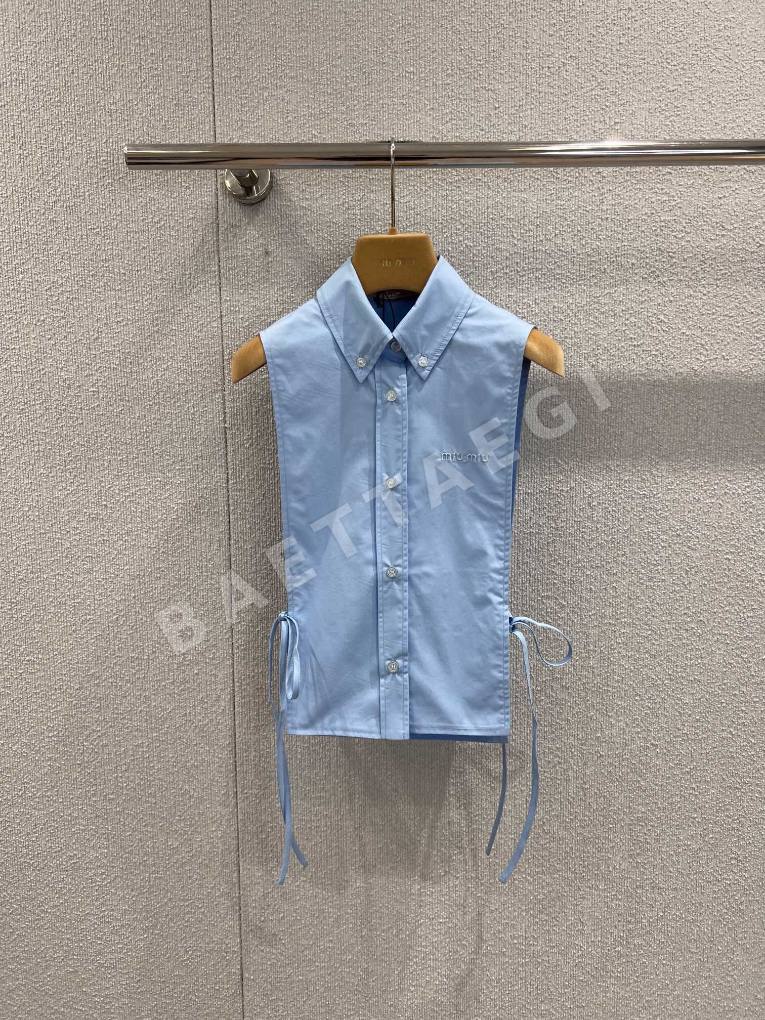미우미우 레터 자수 노슬리브 면 셔츠