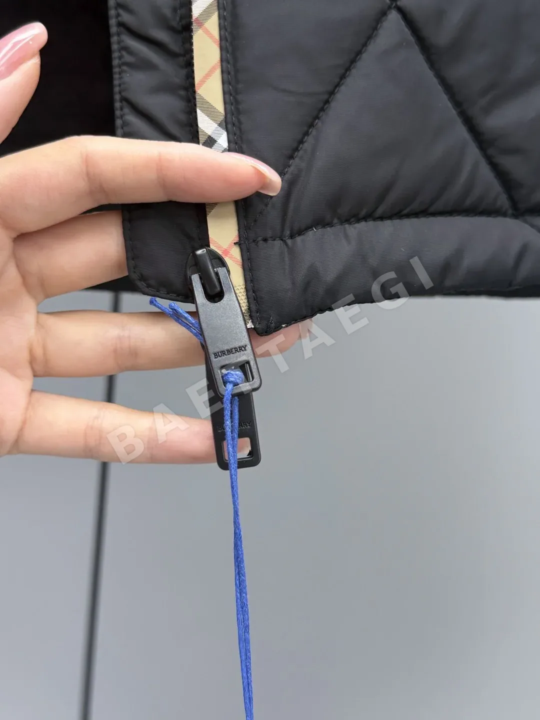 버버리 여성 체크 퀼팅 다운 조끼 상세 이미지 6