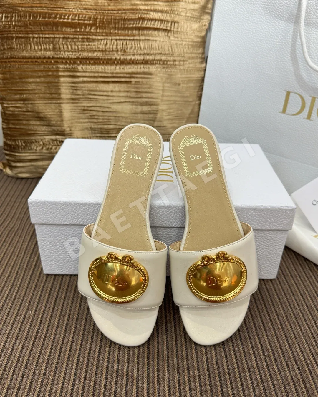 디올 카나쥬 메탈 버클 샌들 102382