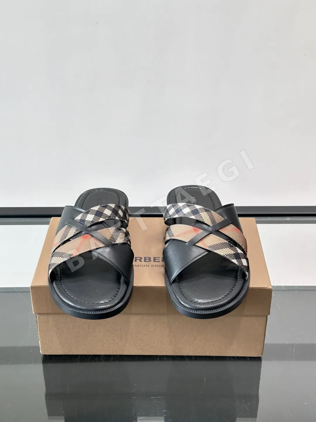 버버리 체크 가죽 샌들 남성 신발 상세 이미지 2