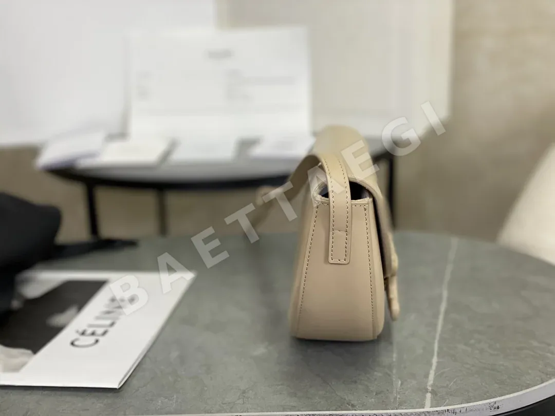 셀린느 엠보싱 새들백 가방 상세 이미지 3
