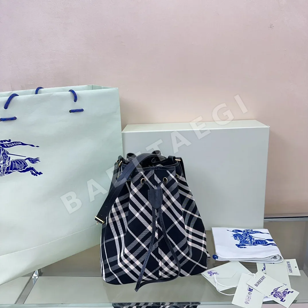 버버리 코튼 트윌 드로스트링 버킷백 상세 이미지 3