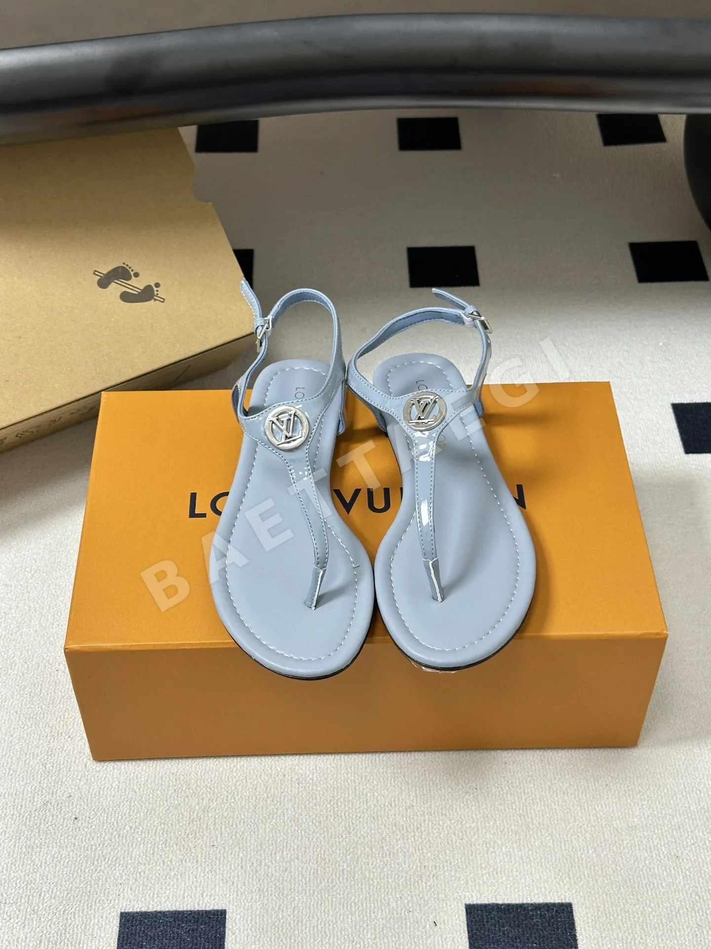 루이비통 LV 바이브 메탈 버클 비치 샌들 상세 이미지 6