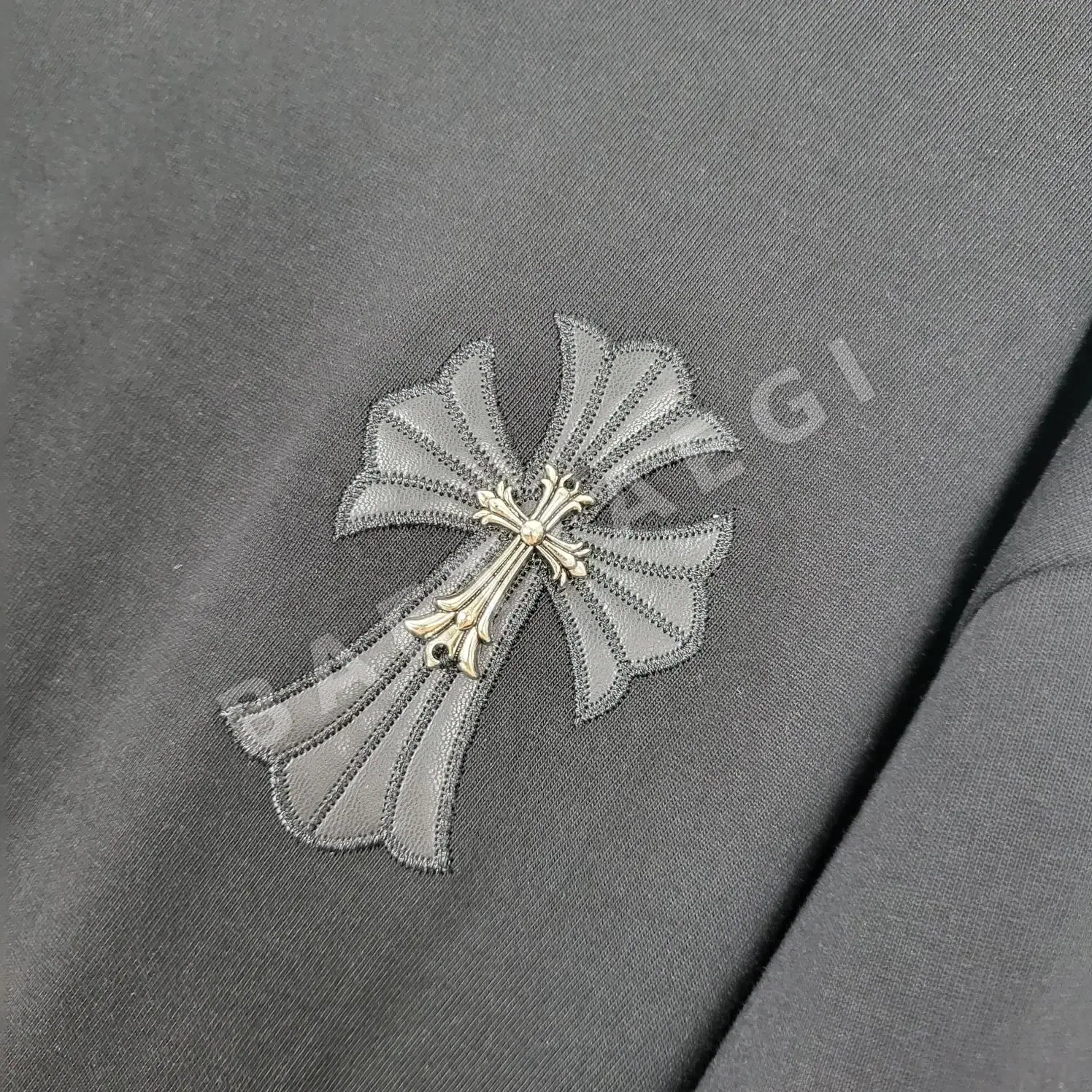크롬하츠 남성 자수 가죽 라벨 반팔 티셔츠 상세 이미지 4
