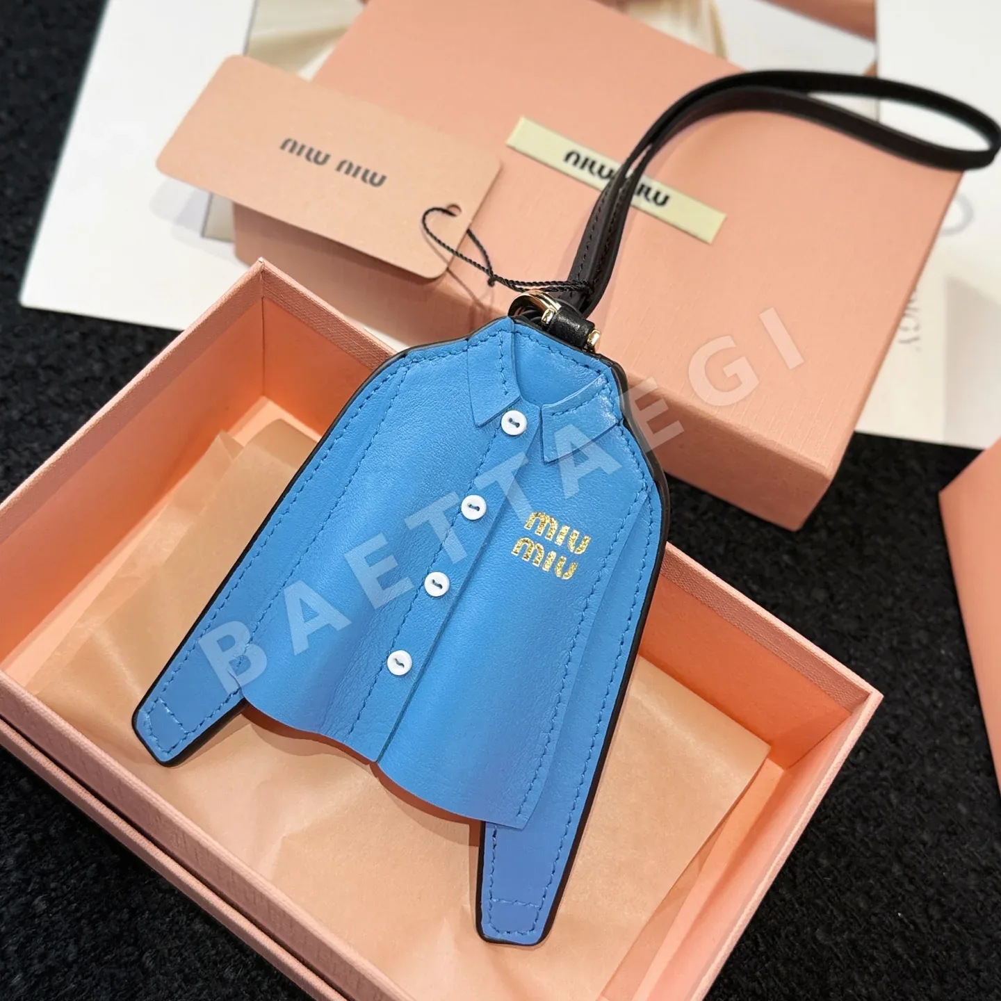 미우미우 가죽 블루 셔츠 키링 상세 이미지 4