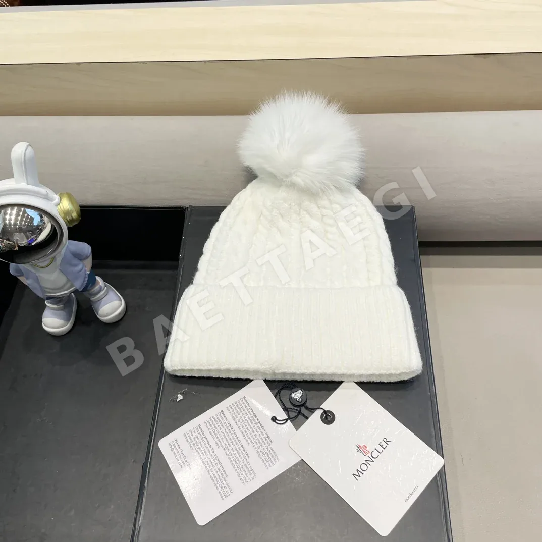 몽클레르 래빗 퍼 폼폼 니트 비니 상세 이미지 7