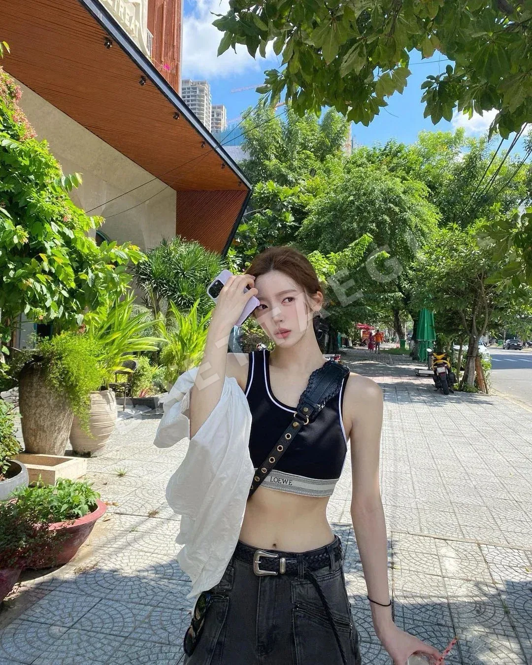 로에베 슬림핏 대비 파이핑 반팔 여성 티셔츠 상세 이미지 4