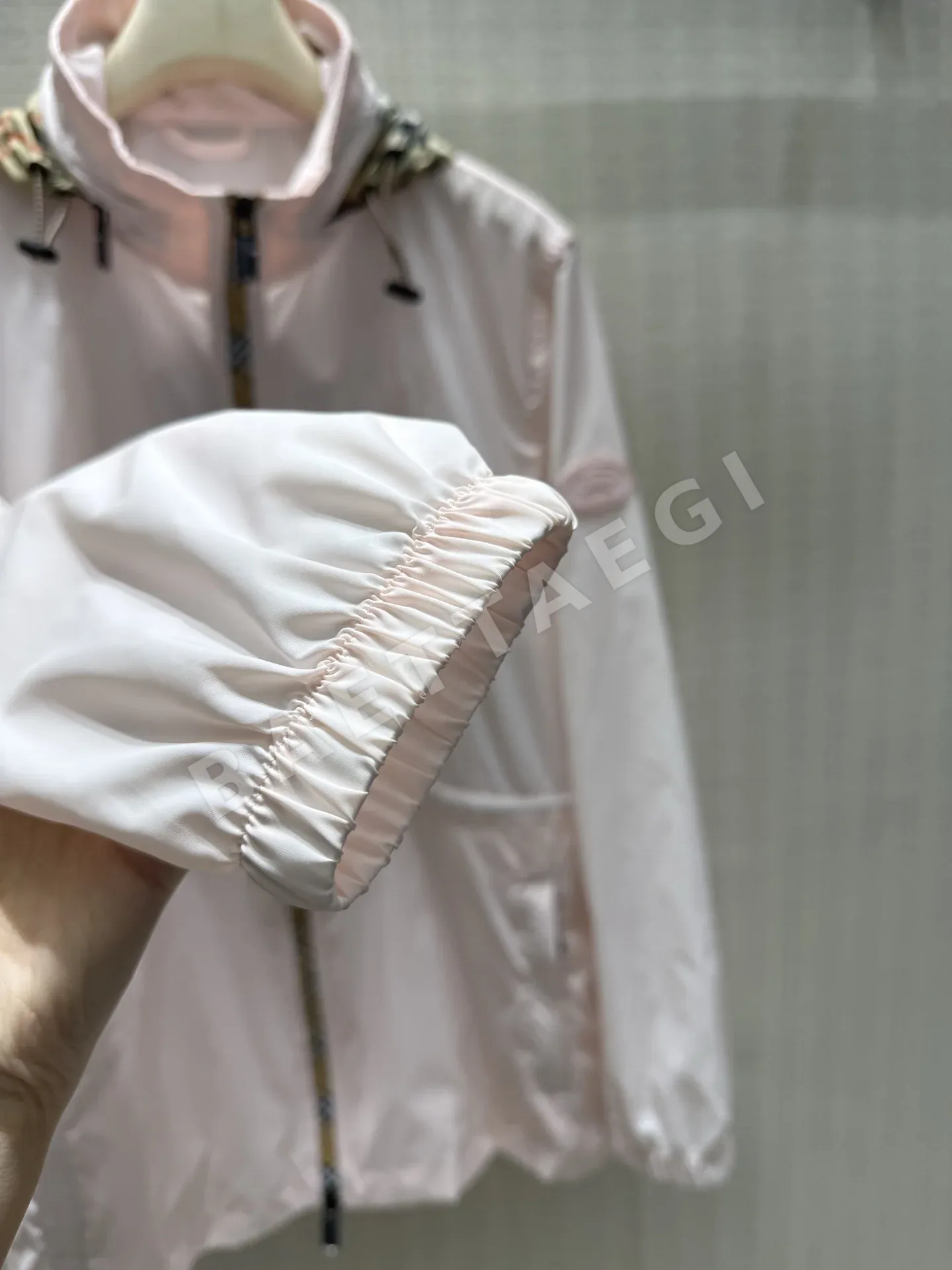 버버리 체크 지퍼 자외선 차단 여성 자켓 상세 이미지 8