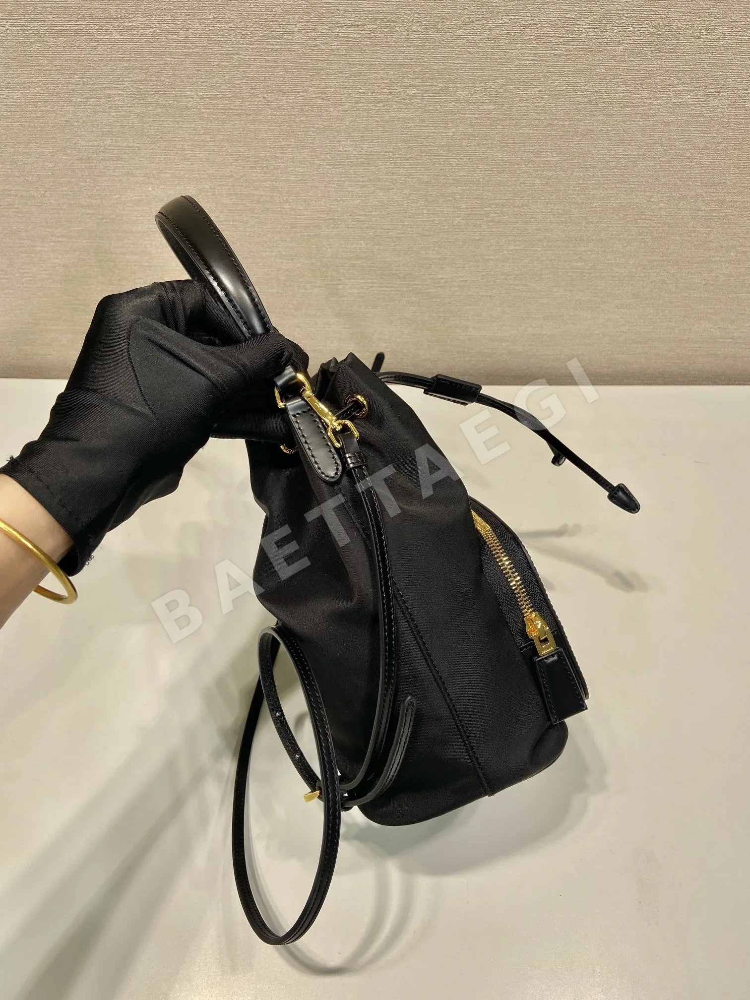 프라다 광택 나일론 버킷백 1BH038 상세 이미지 5