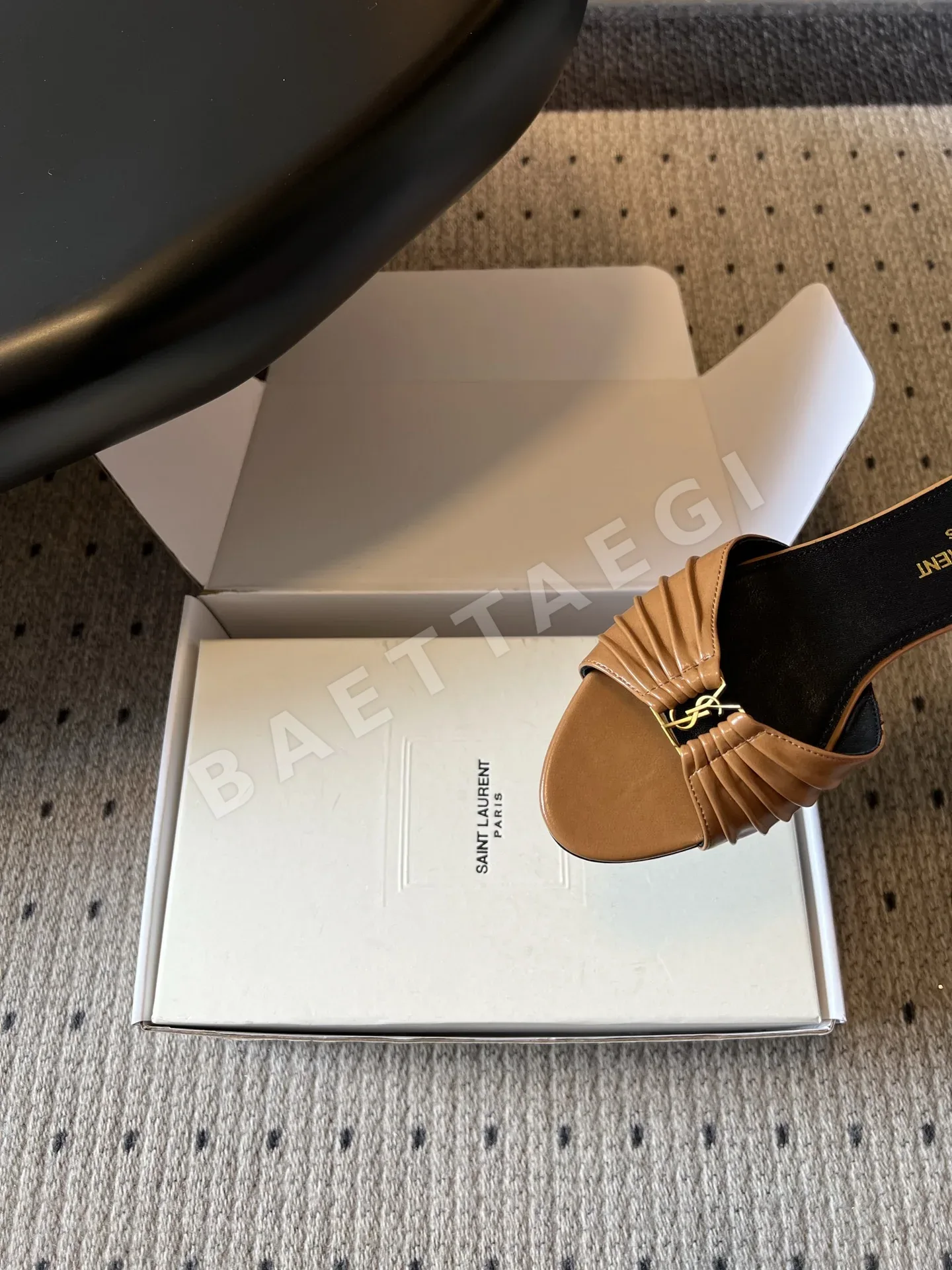 생로랑 플리츠 YSL 버클 플랫 샌들 상세 이미지 7