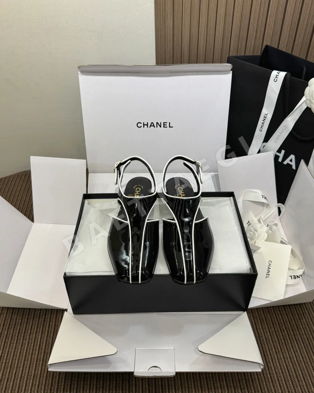 샤넬 크로커다일 엠보싱 레이스 샌들 156931
