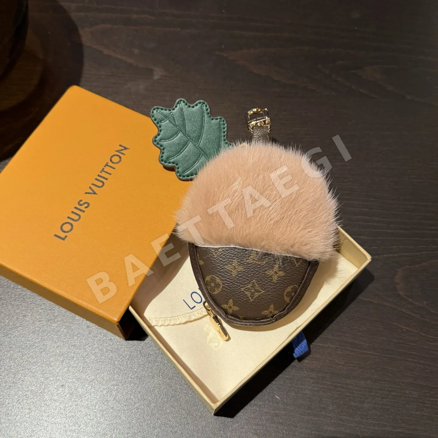 루이비통 도토리 모노그램 밍크 퍼 키링 상세 이미지 1