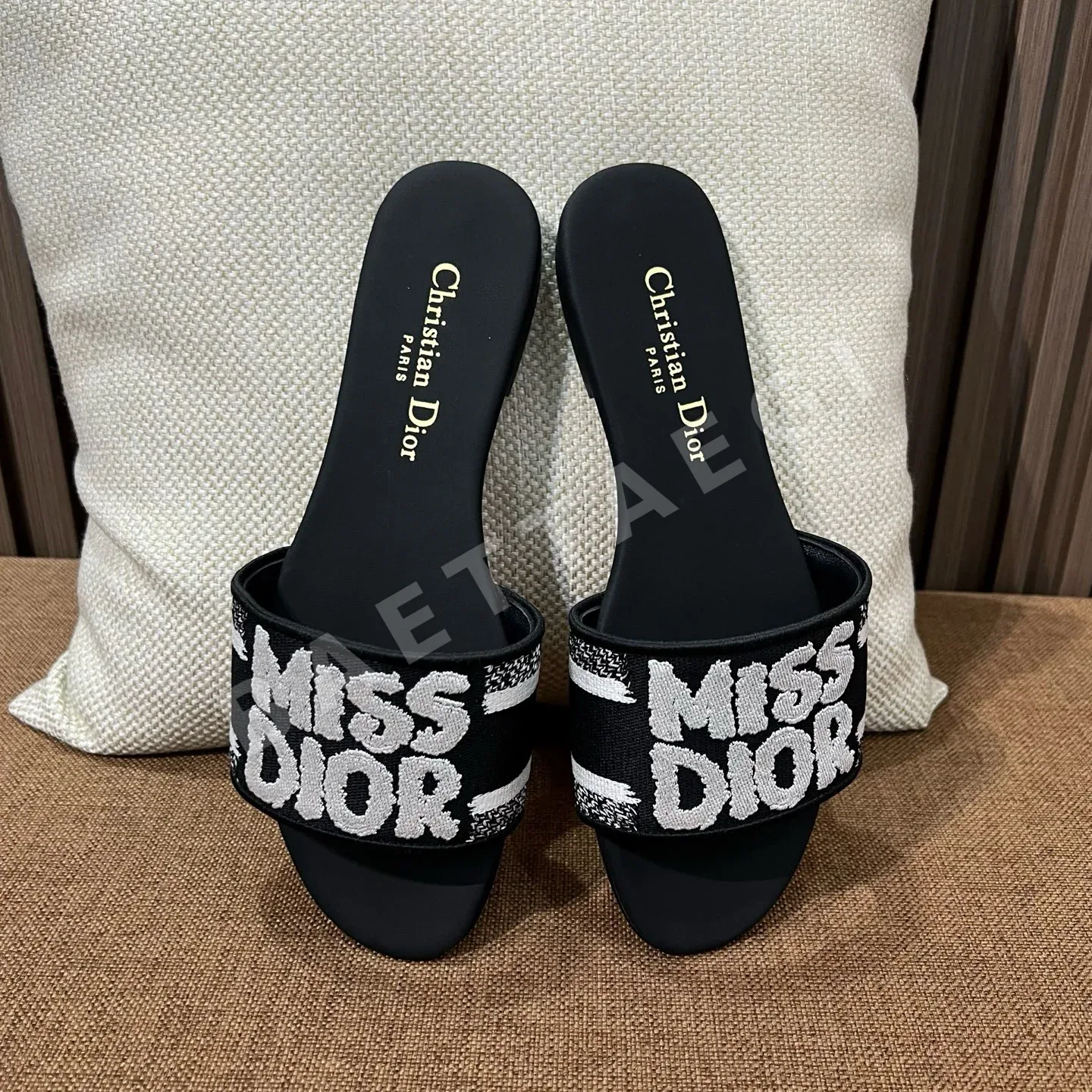 디올 자수 캔버스 샌들 상세 이미지 2