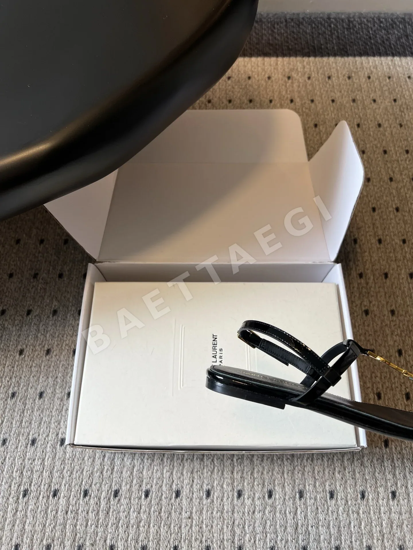 생로랑 YSL 버클 플립플롭 샌들 상세 이미지 9