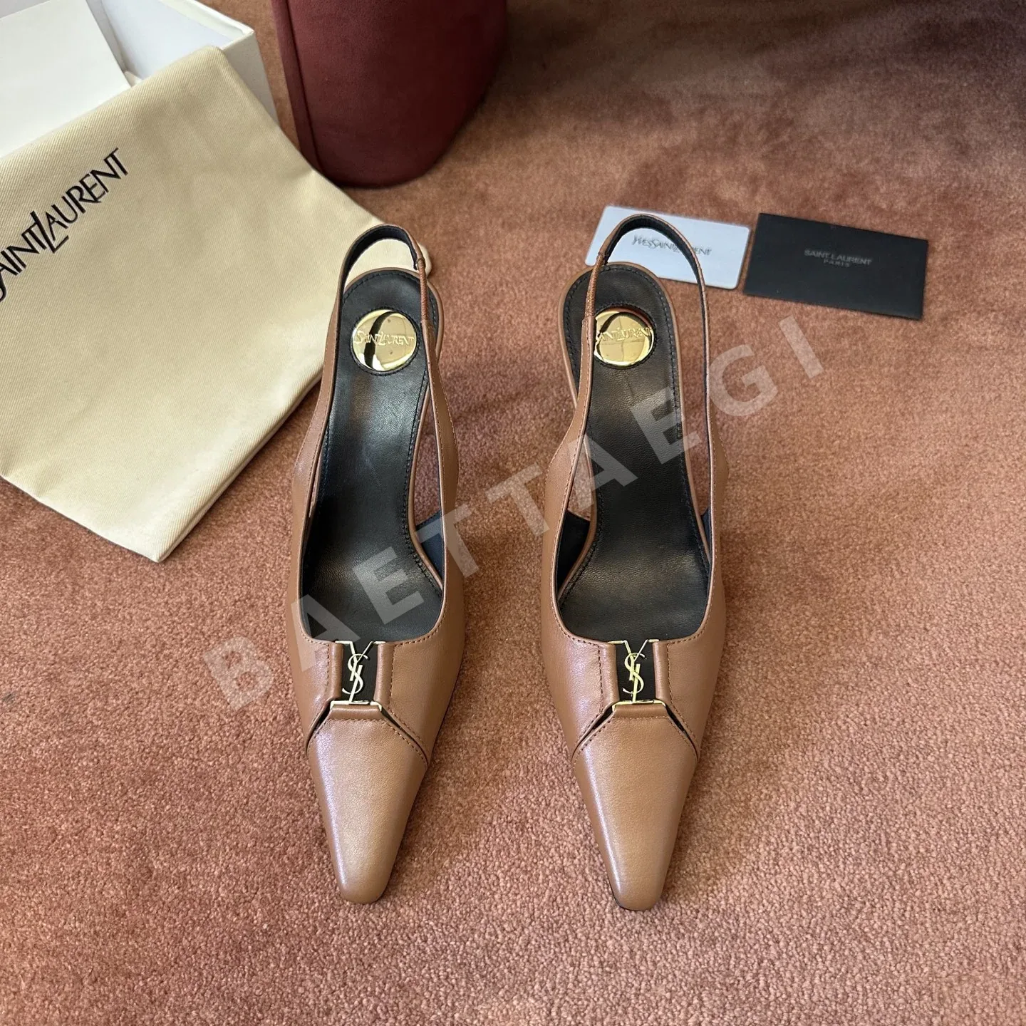생로랑 금속 장식 뾰족 앞코 하이힐 149714