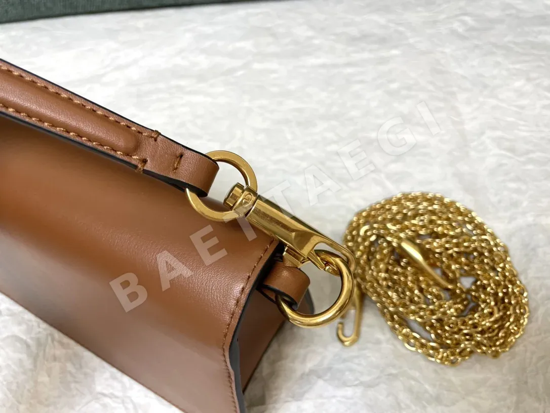 발렌티노 V로고 카프스킨 핸드백 상세 이미지 6