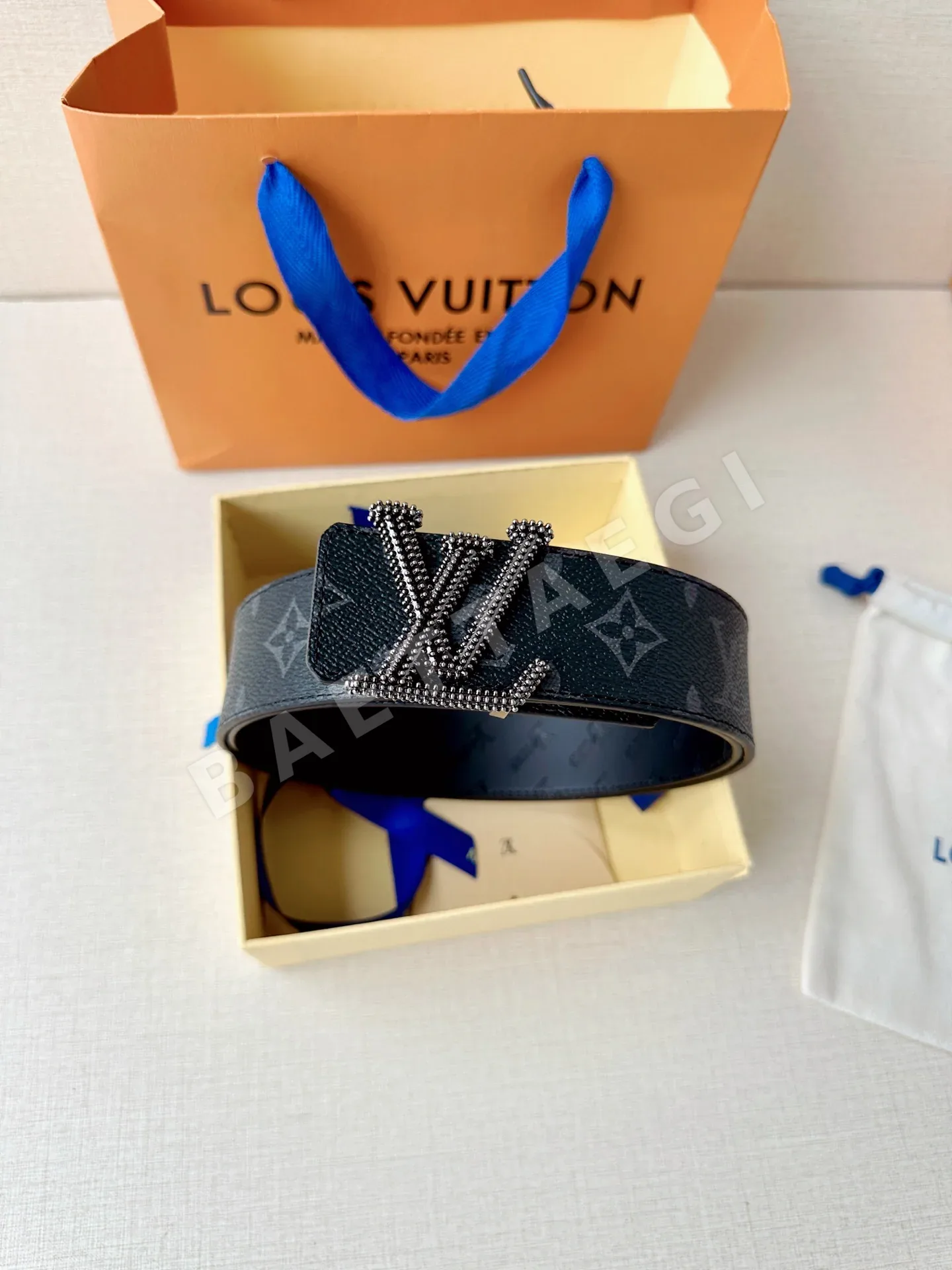 루이비통 LV 이니셜 스터드 리버서블 가죽 벨트 상세 이미지 9