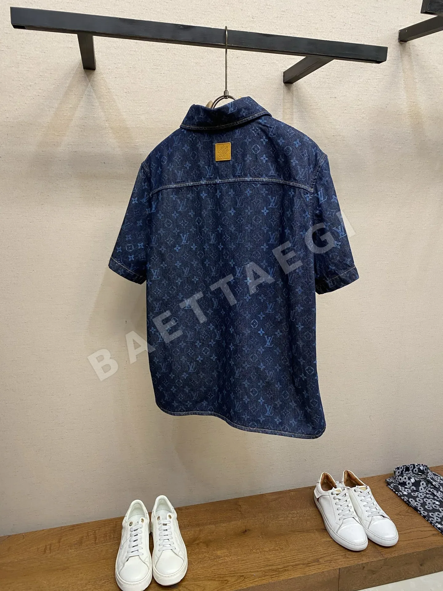 루이비통 모노그램 카라 포켓 데님 반팔 셔츠 남성 상세 이미지 2