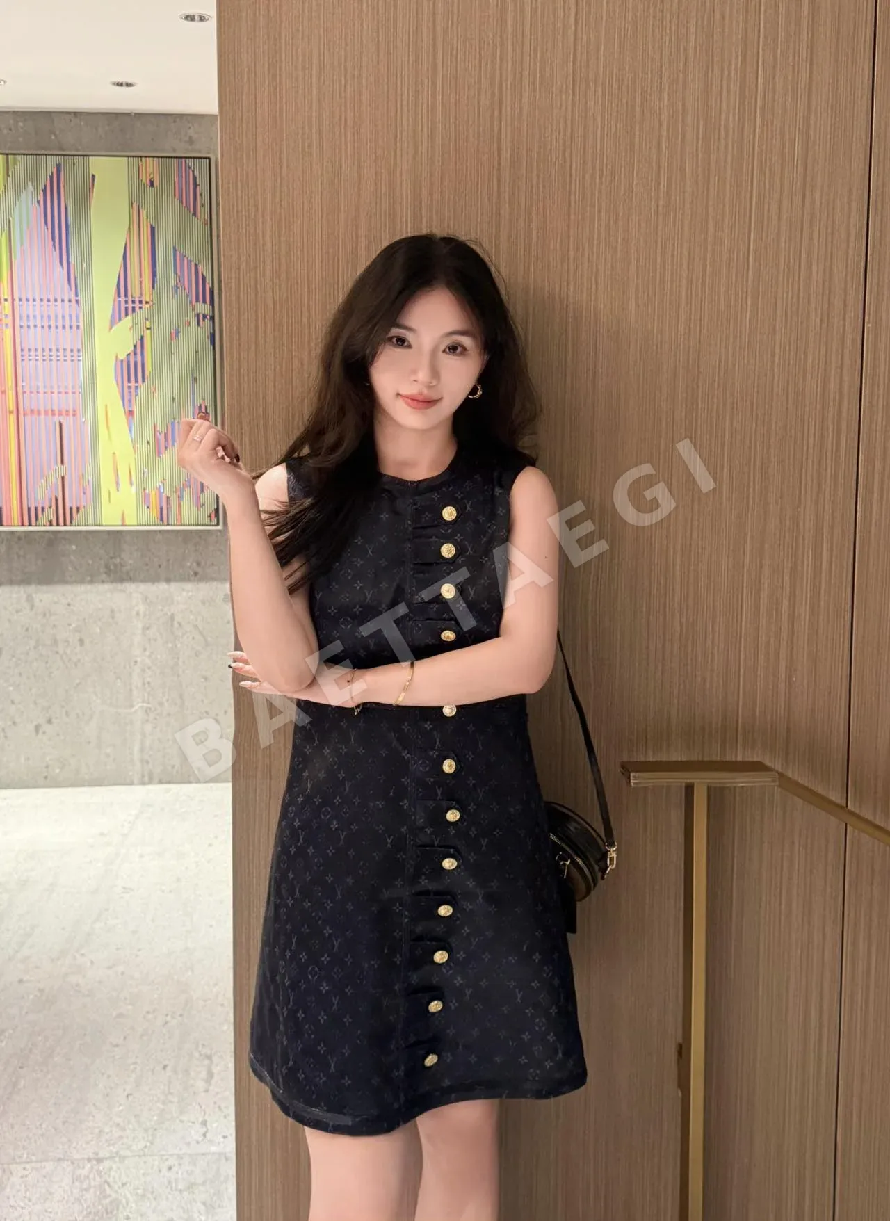 루이비통 골드 로고 프린트 민소매 원피스 상세 이미지 2
