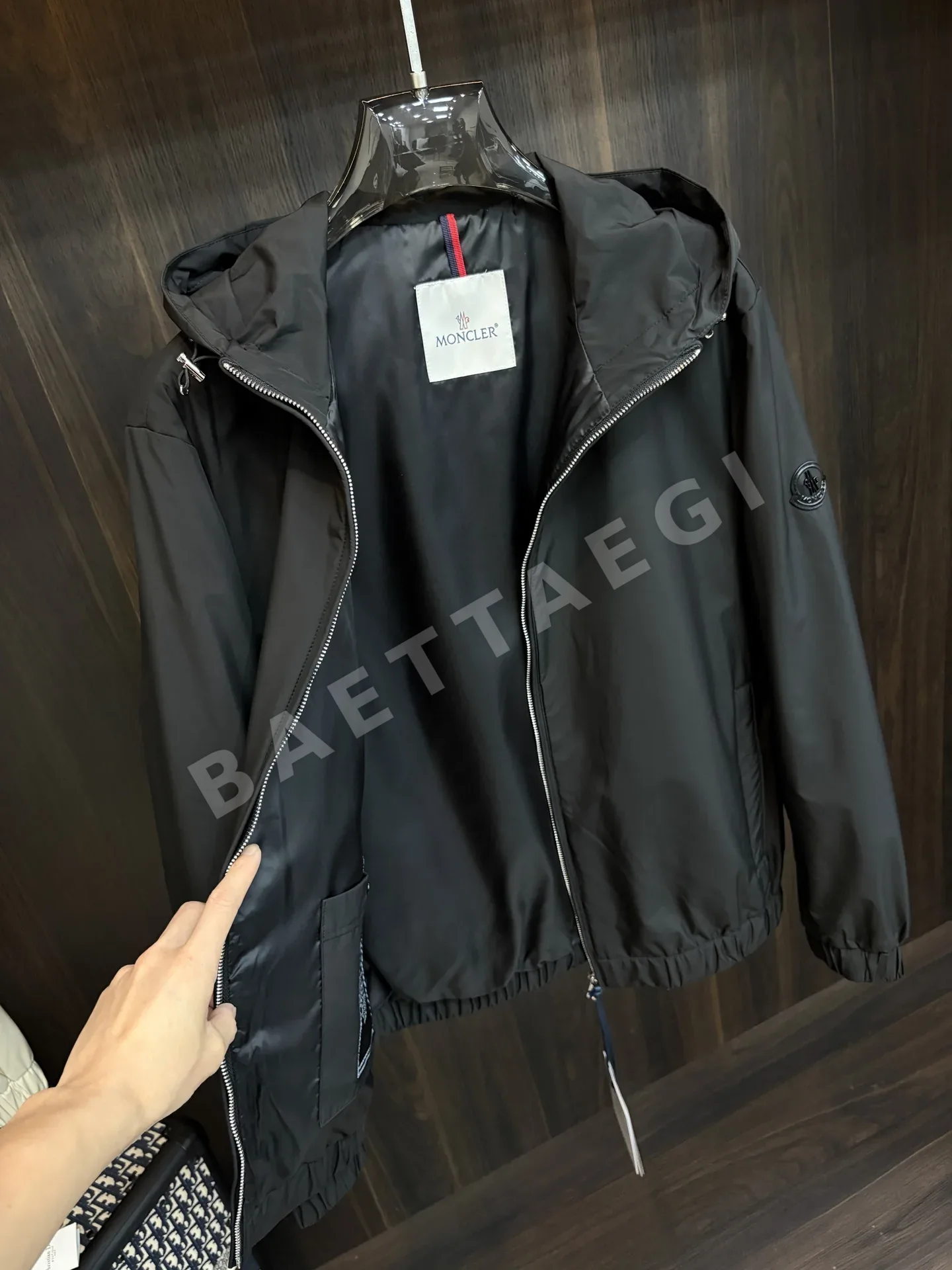 몽클레르 스탠드 카라 후드 경량 패딩 자켓 상세 이미지 2