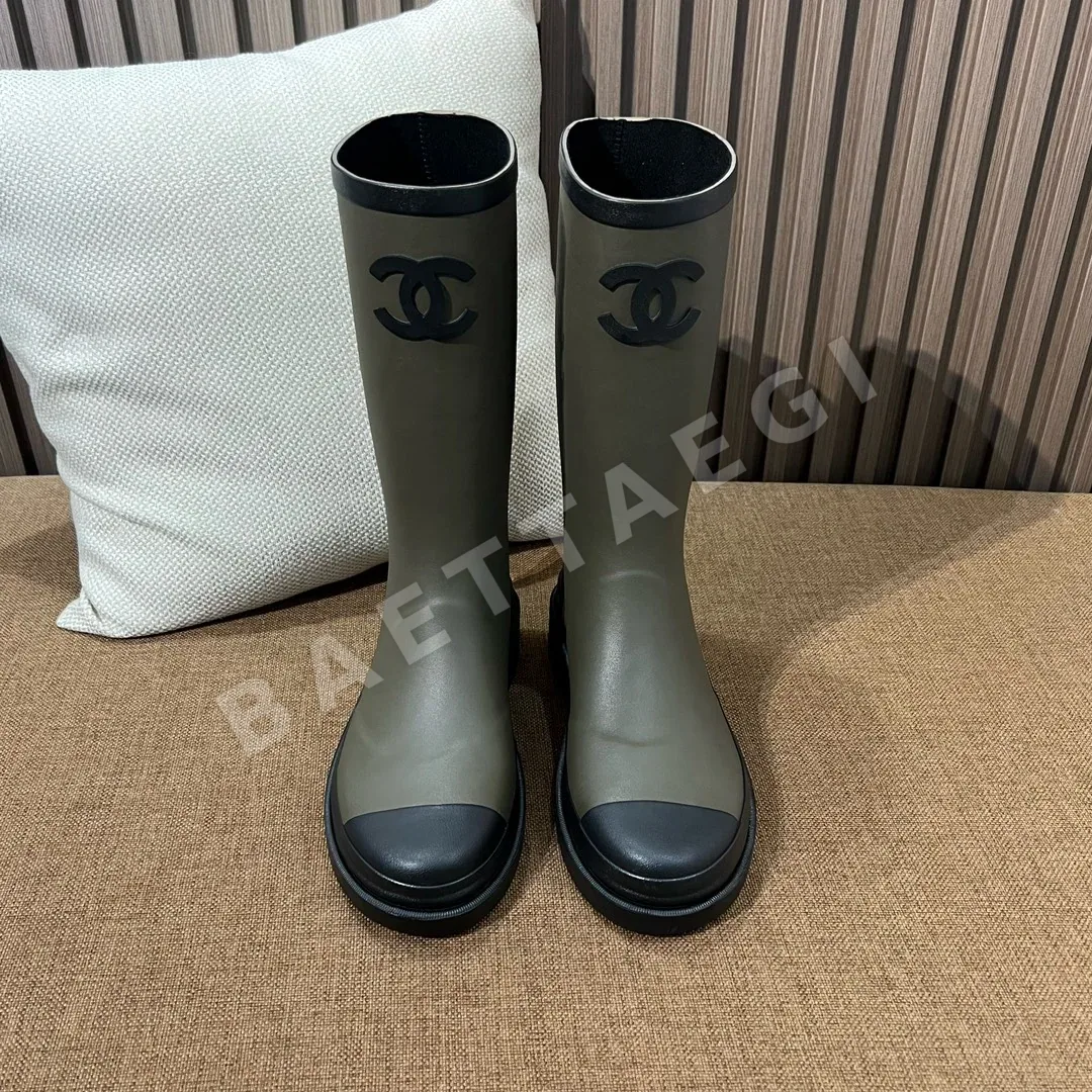 샤넬 레인부츠 85256