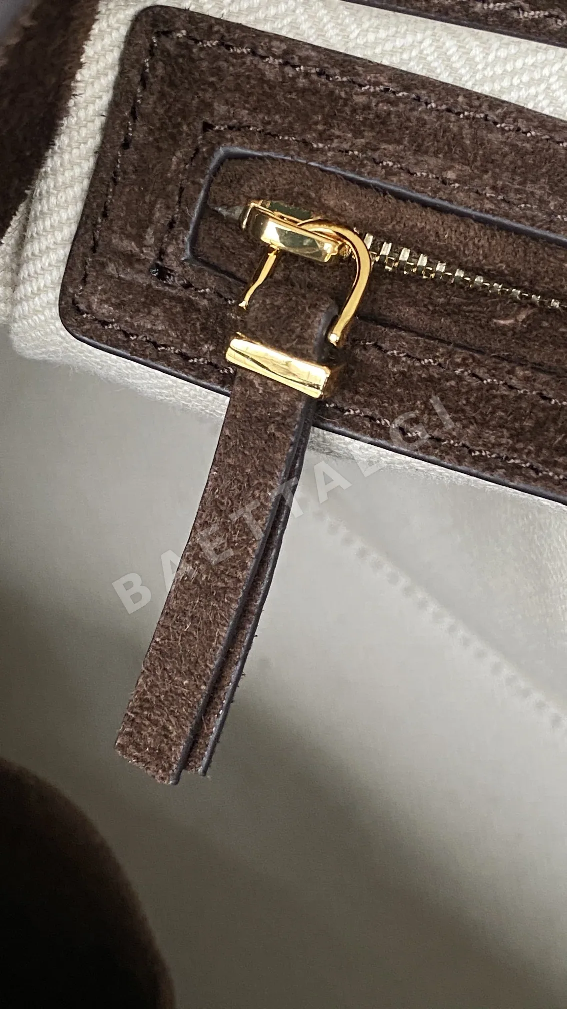 더로우 다크브라운 스웨이드 핸드백 상세 이미지 9