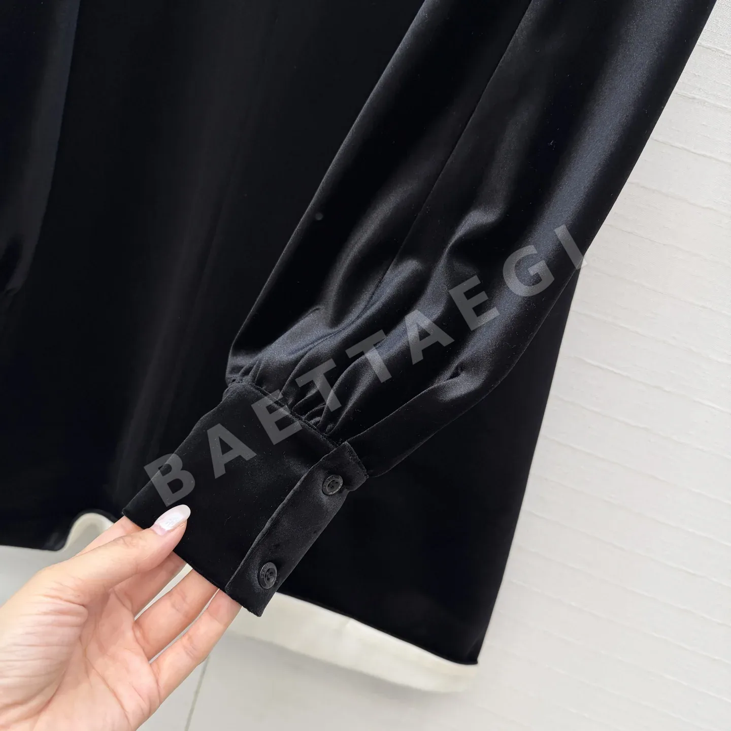 프라다 화이트 슬림핏 벨벳 카라 원피스 6385 상세 이미지 4