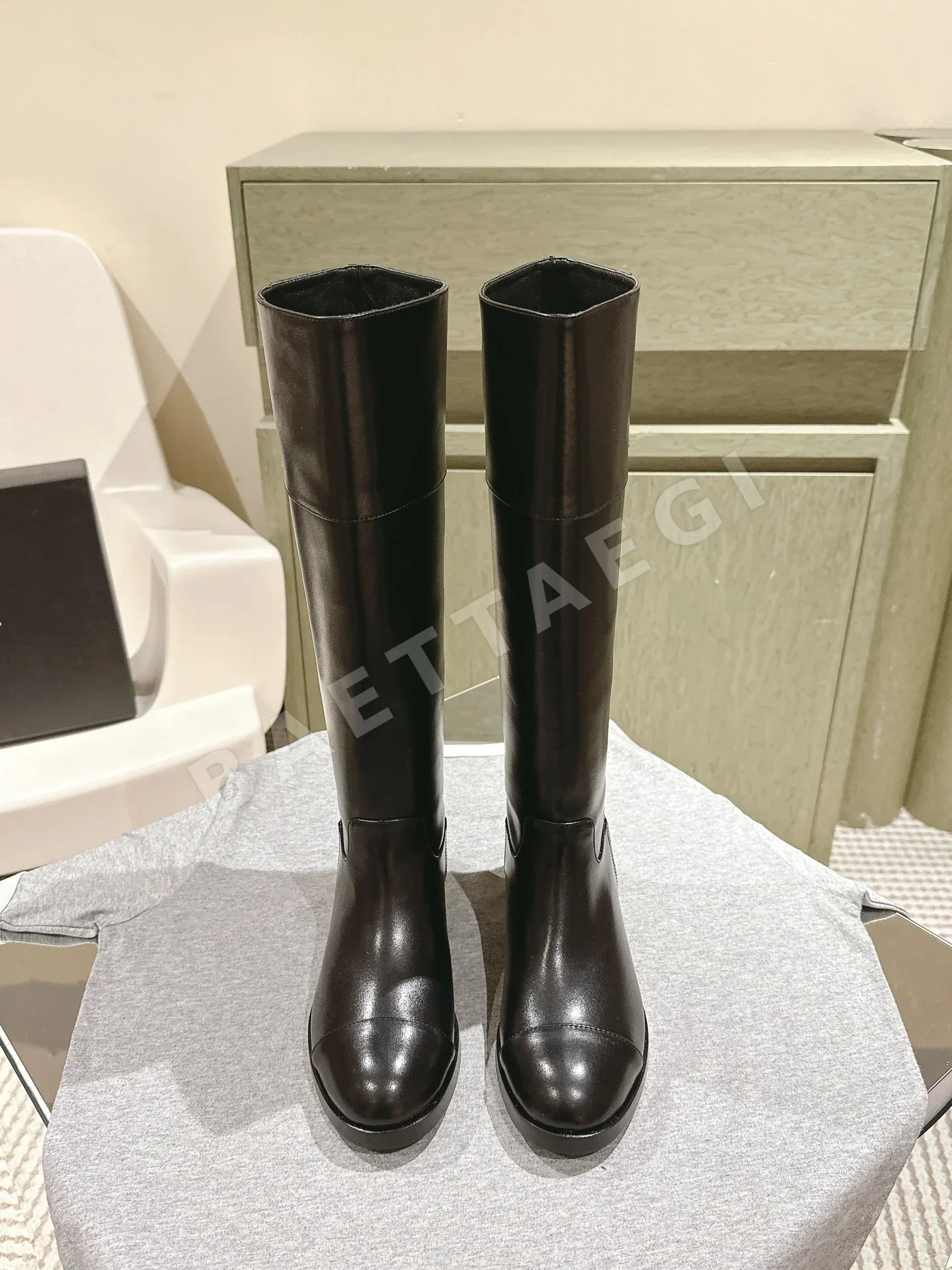 샤넬 자수 로고 가죽 부츠 105181