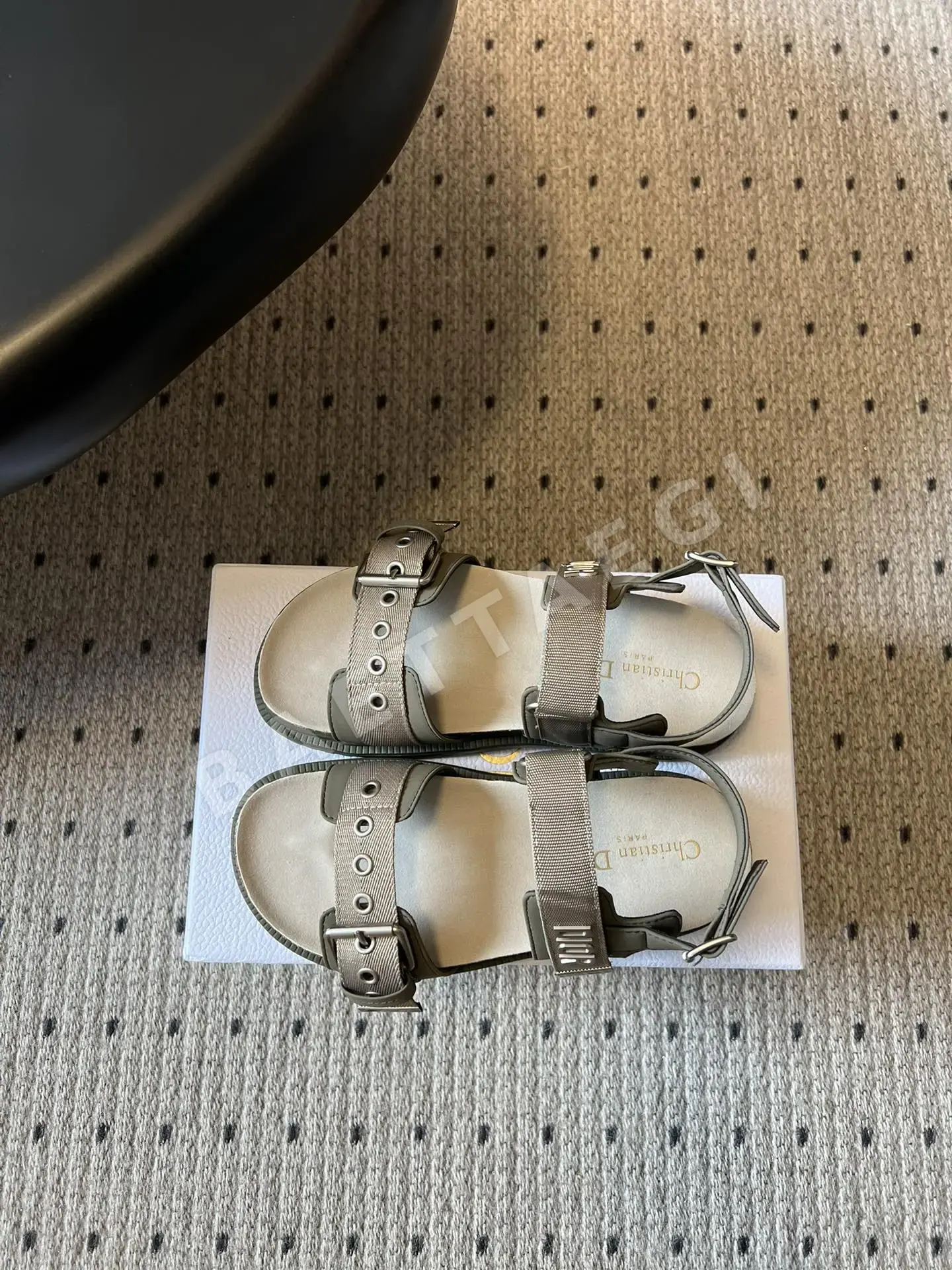 디올 더블 버클 메탈 장식 샌들 상세 이미지 6