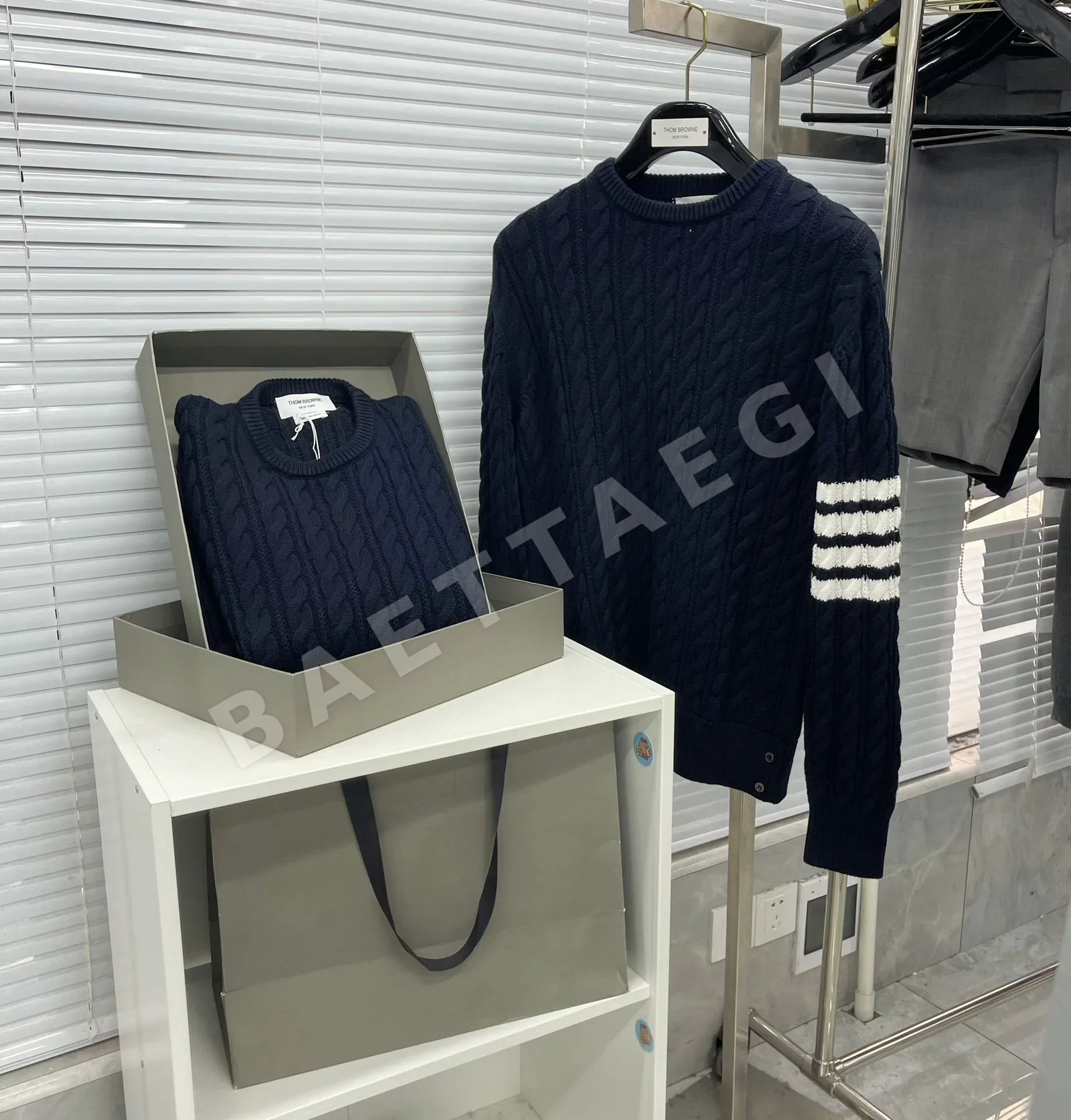 톰브라운 케이블 니트 크루넥 스웨터 상세 이미지 7